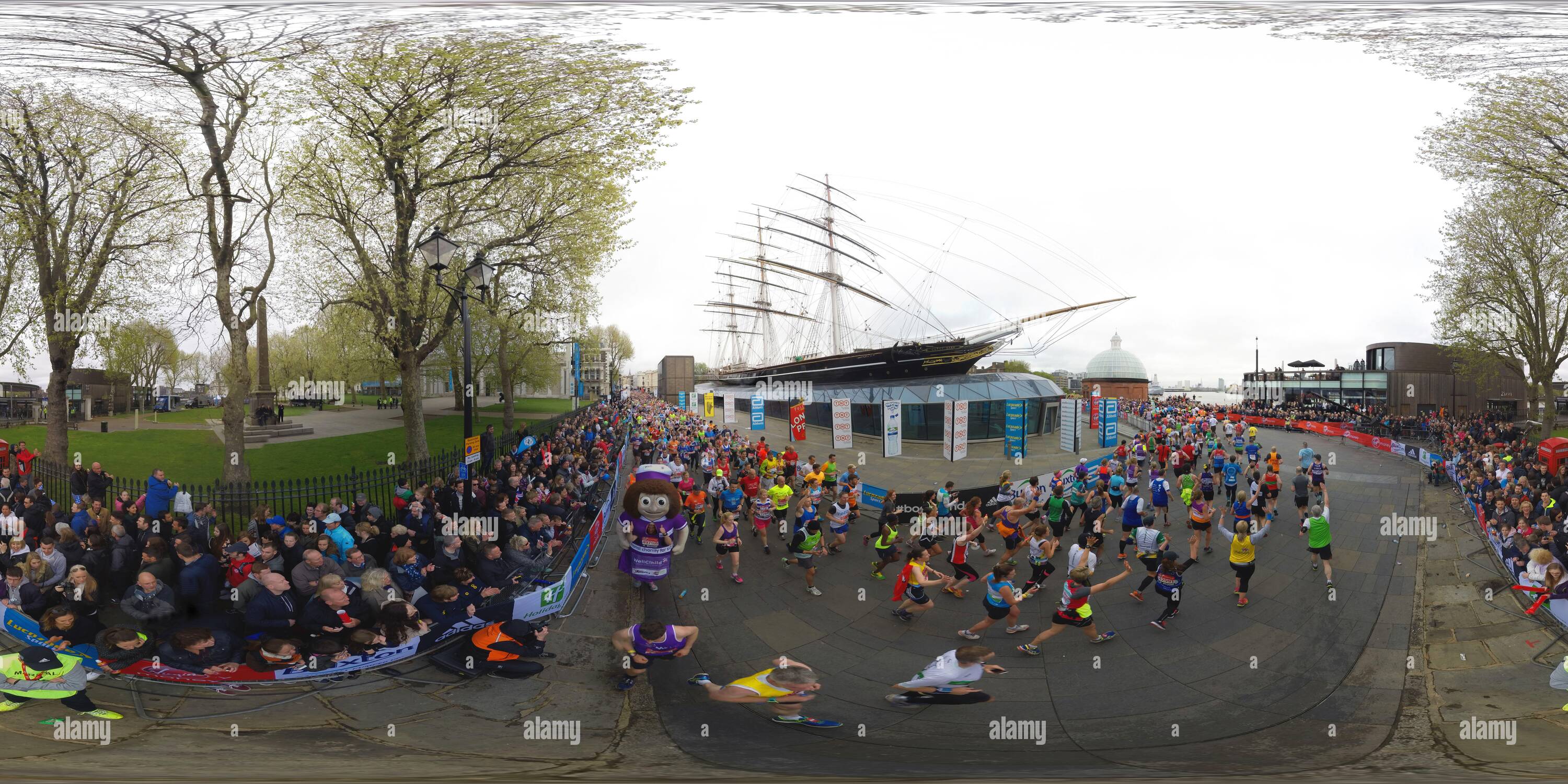 360 degree panoramic view of RUNNERS STREAM PAST THE CUTTY SARK IN THE 2015 LONDON MARATHON. PIC : MARK PAIN / ALAMY