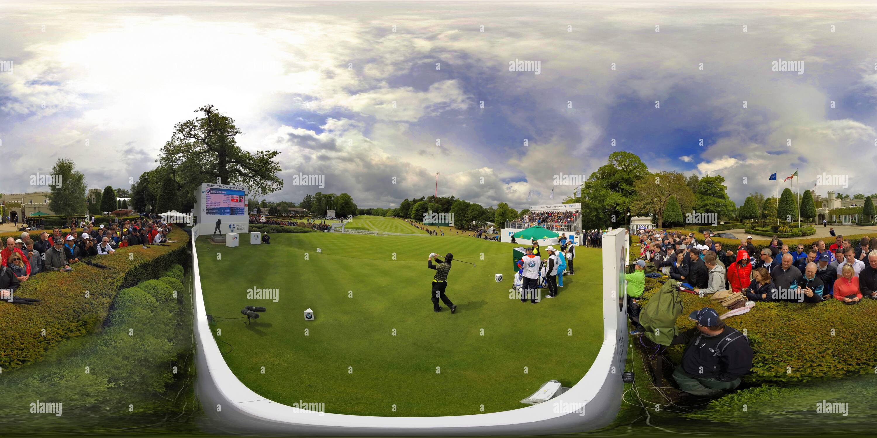 360 degree panoramic view of RORY MCILROY DRIVES OFF THE FIRST TEE AT THE BMW PGA CHAMPIONSHIP AT WENTWORTH SURREY. PIC : MARK PAIN / ALAMY