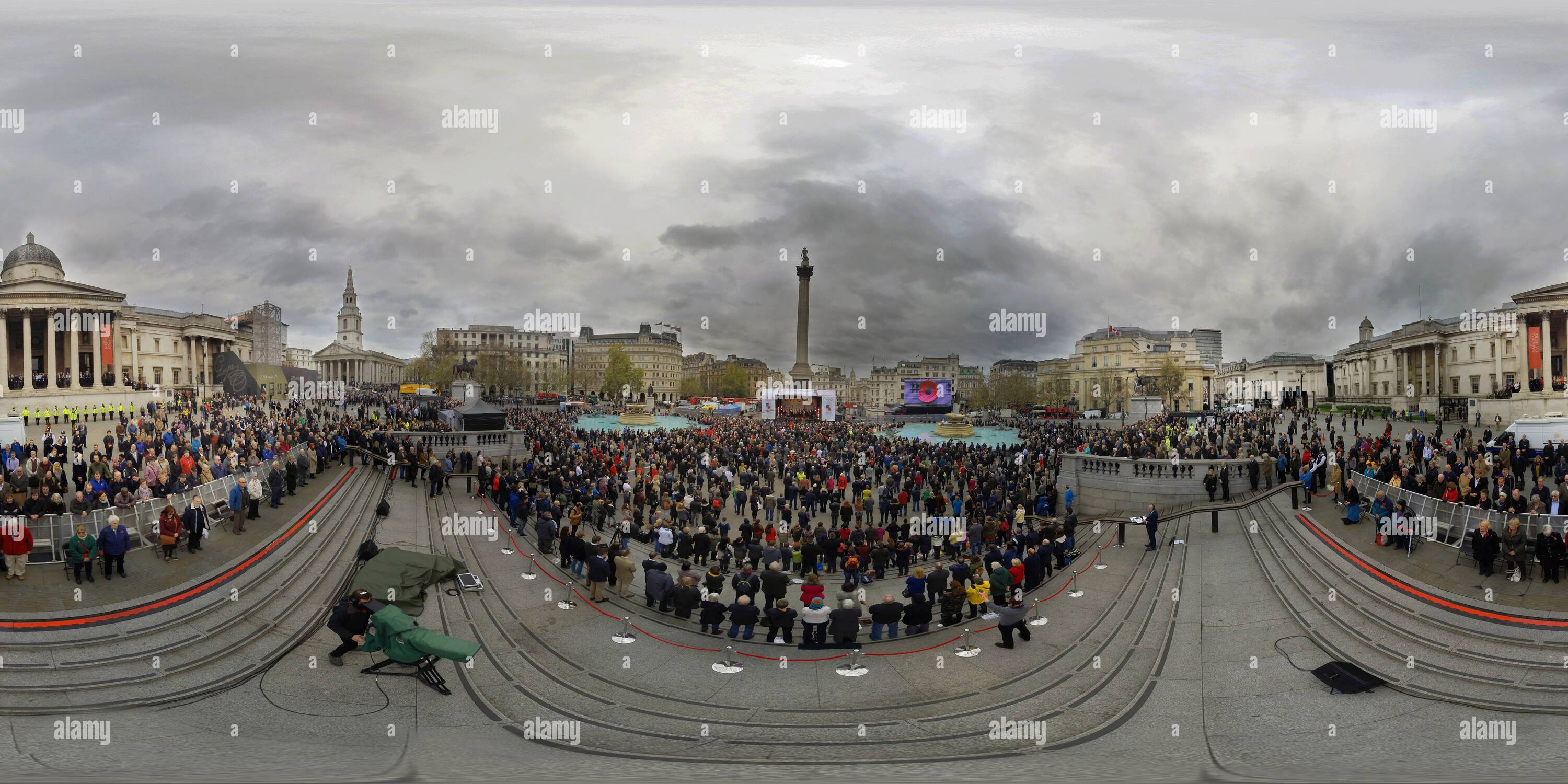 360 degree panoramic view of “Silence In The Square'. Crowds gather in Trafalgar Square Central London for 2 minutes silence at 11am on 11th November. Picture : MARK PAIN / ALAMY