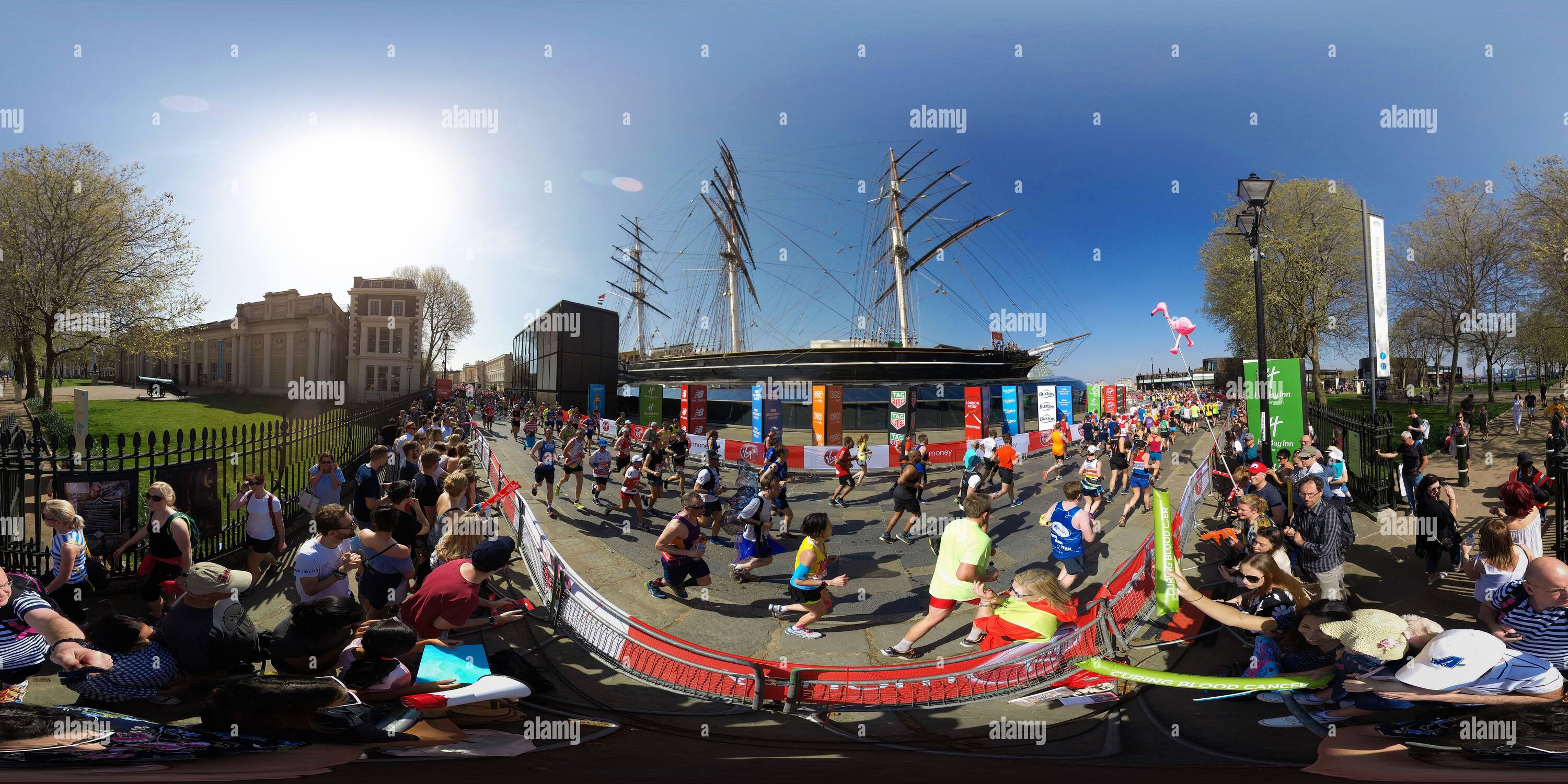 360 degree panoramic view of RUNNERS PASS THE CUTTY SARK AT GREENWICH IN THE 2018 LONDON MARATHON. PICTURE : © MARK PAIN / ALAMY