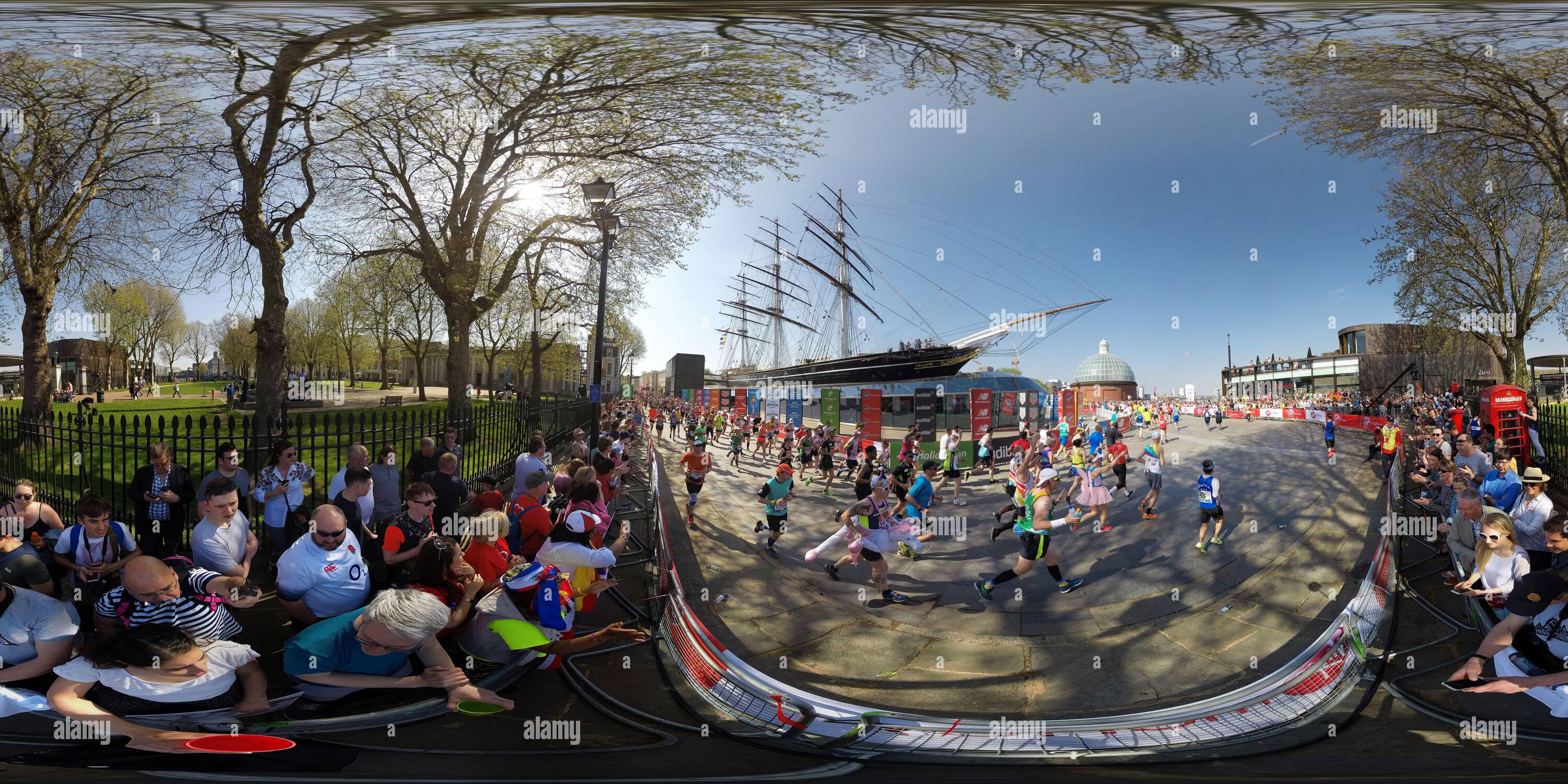 360 degree panoramic view of RUNNERS PASS THE CUTTY SARK AT GREENWICH IN THE 2018 LONDON MARATHON. PICTURE : © MARK PAIN / ALAMY