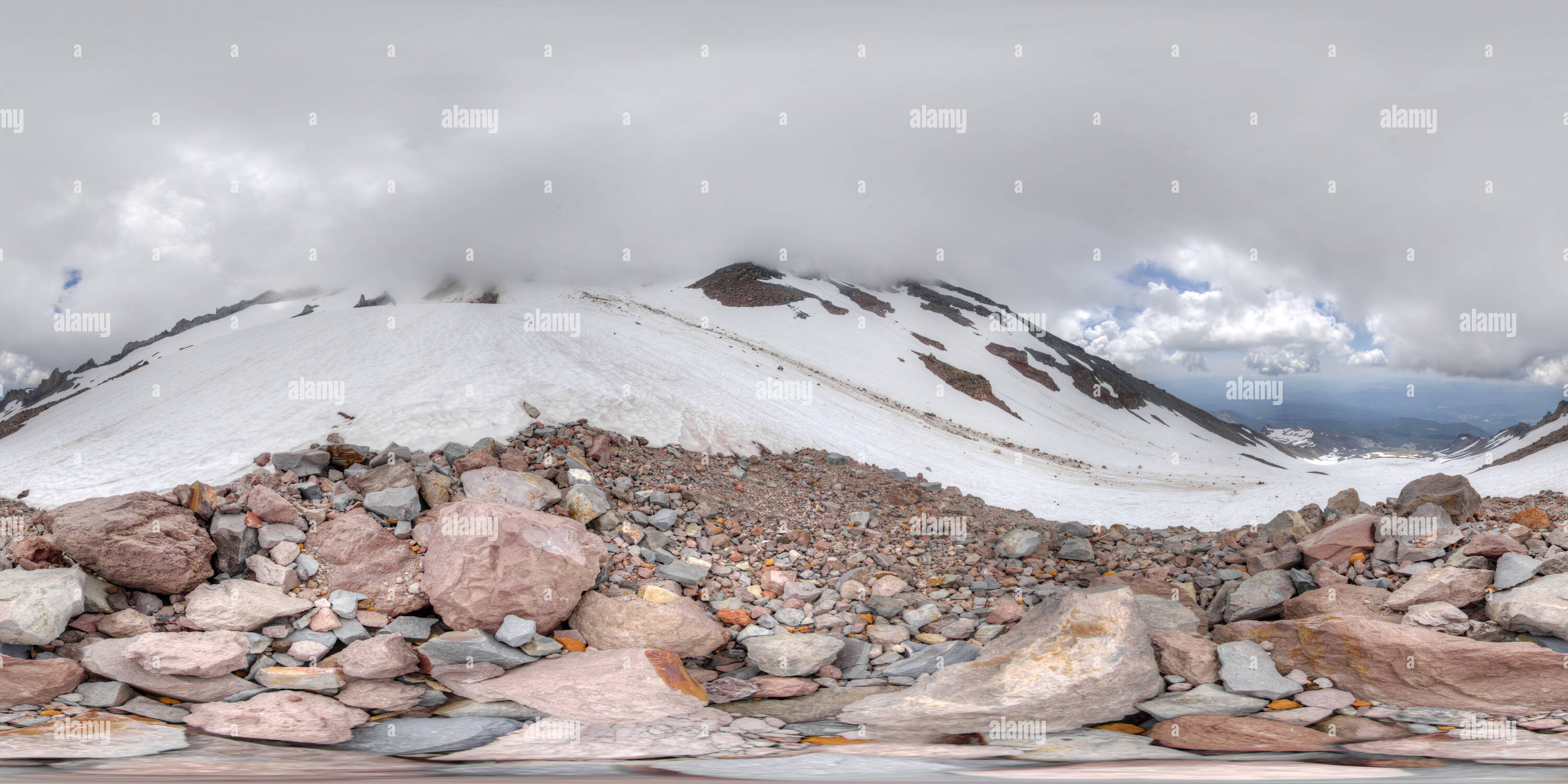 360° view of The Heart trail near the summit of Mount Shasta in ...