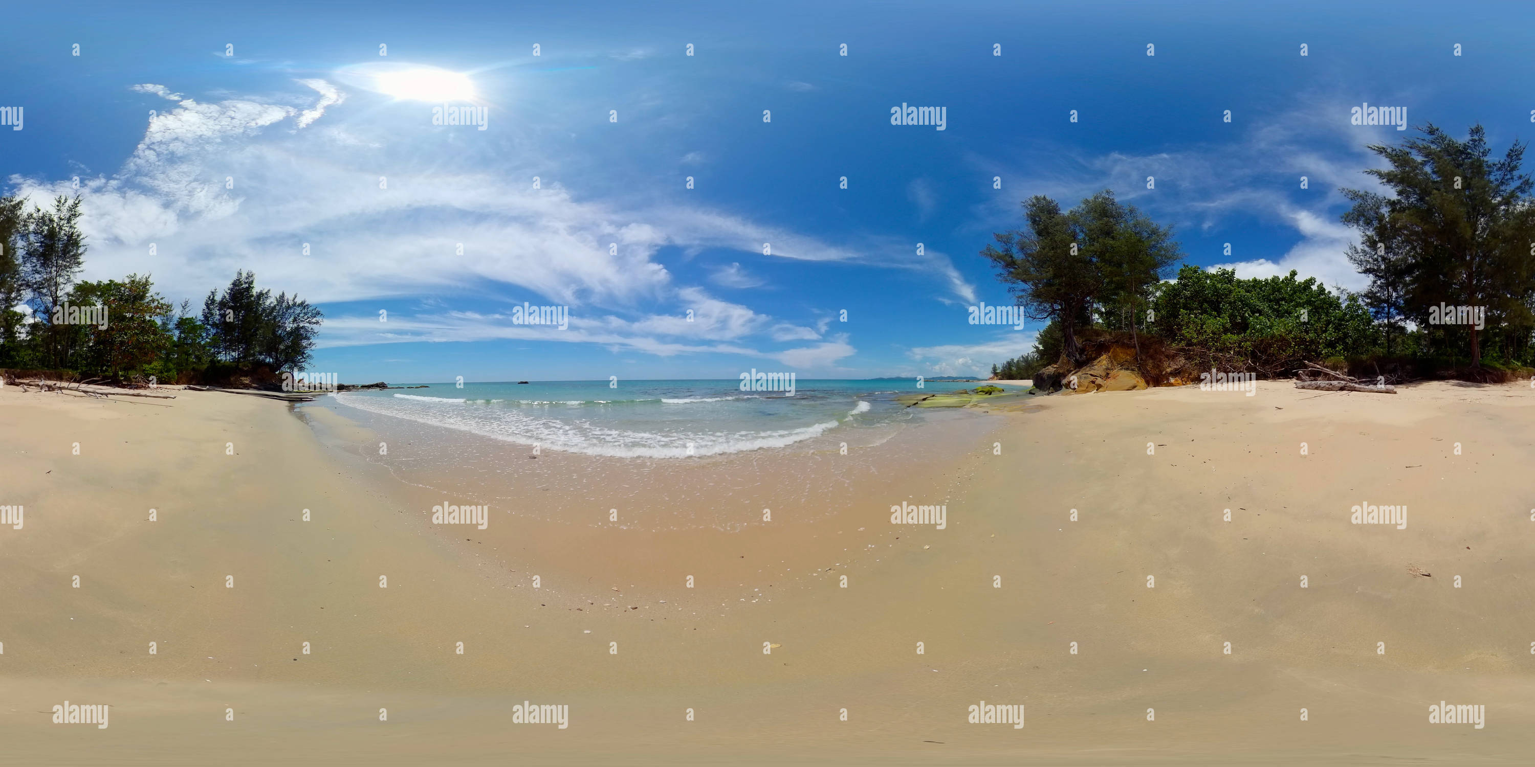 360 degree panoramic view of A tropical beach and a blue ocean.
