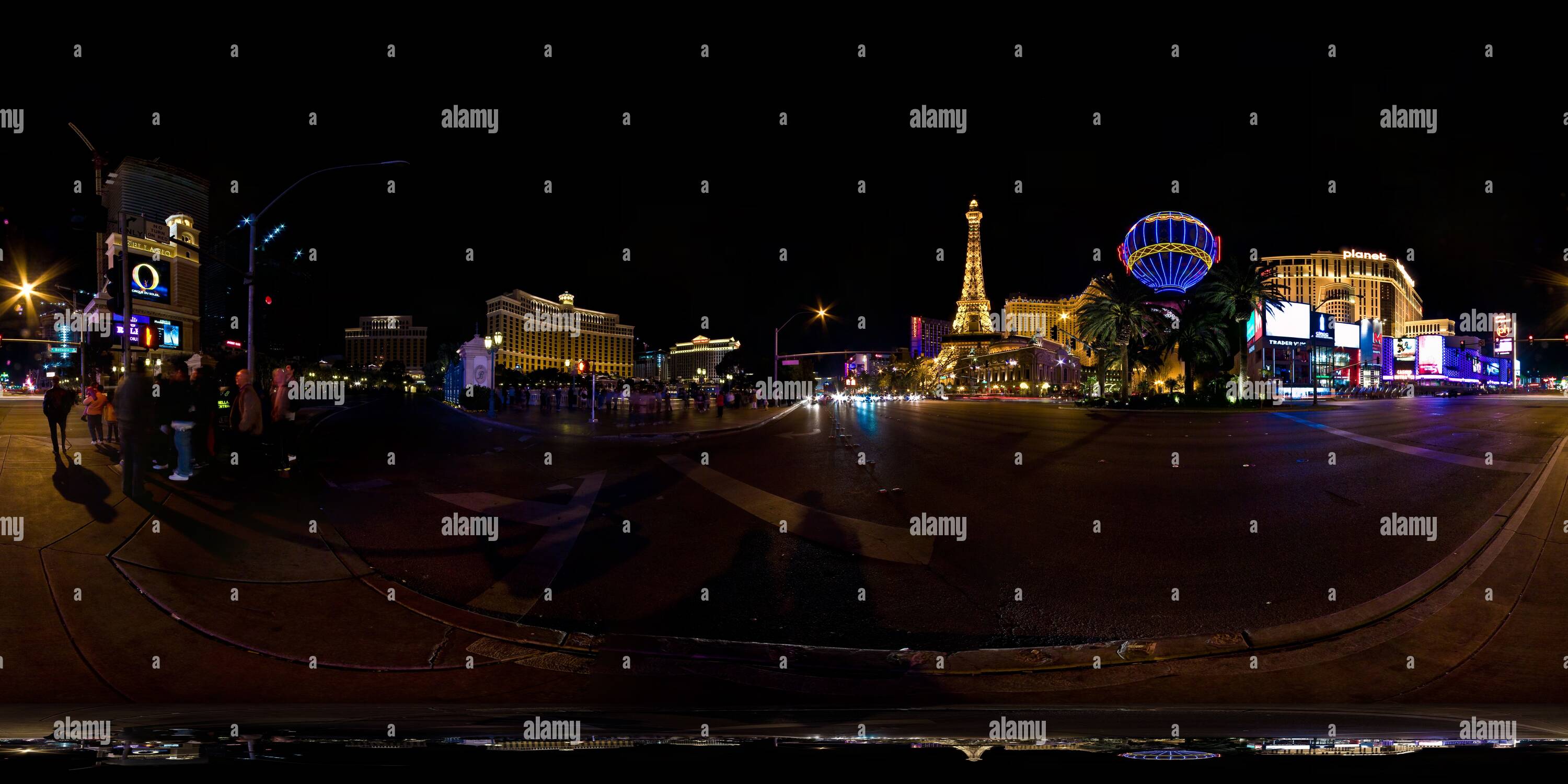 360 degree panoramic view of Las Vegas by Night : Between Bellagio & Paris