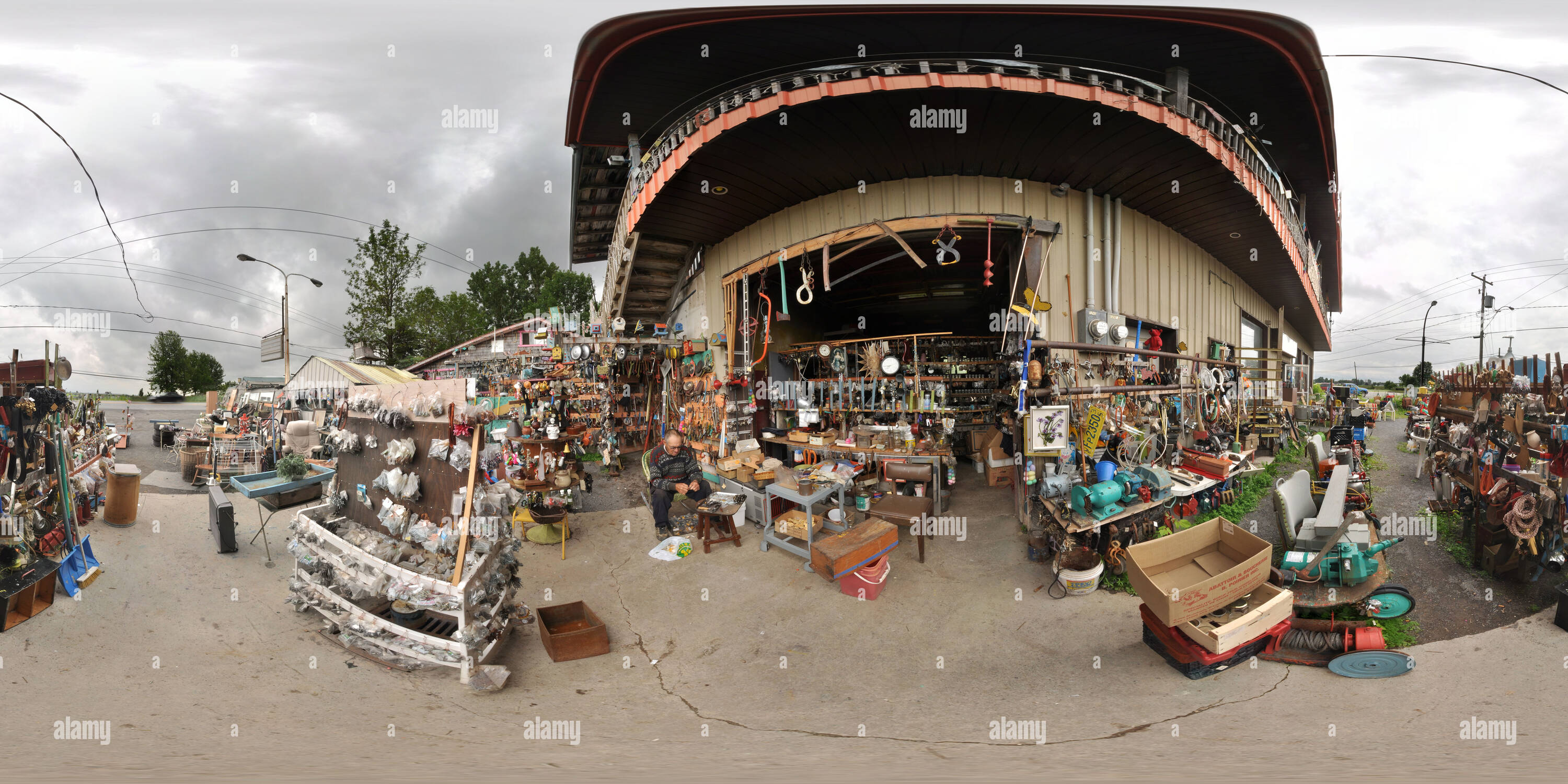 360° view of Sainte Martine flea market 3/10 Alamy