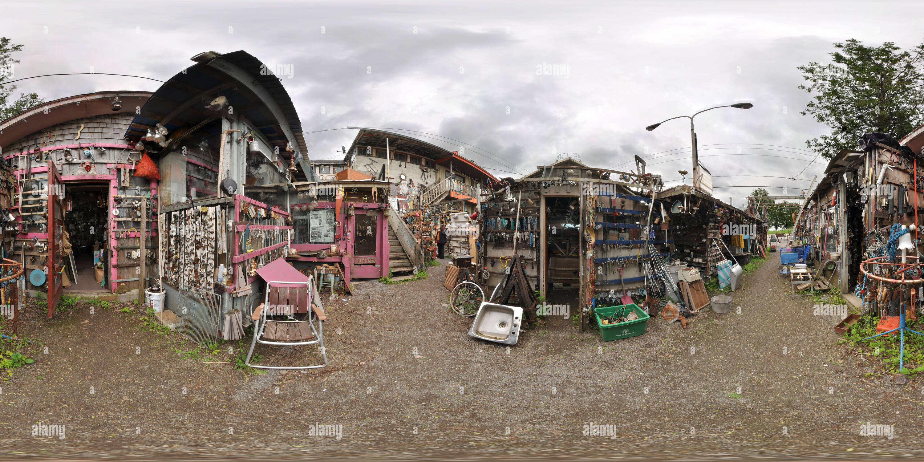 360° view of Sainte Martine flea market 6/10 Alamy
