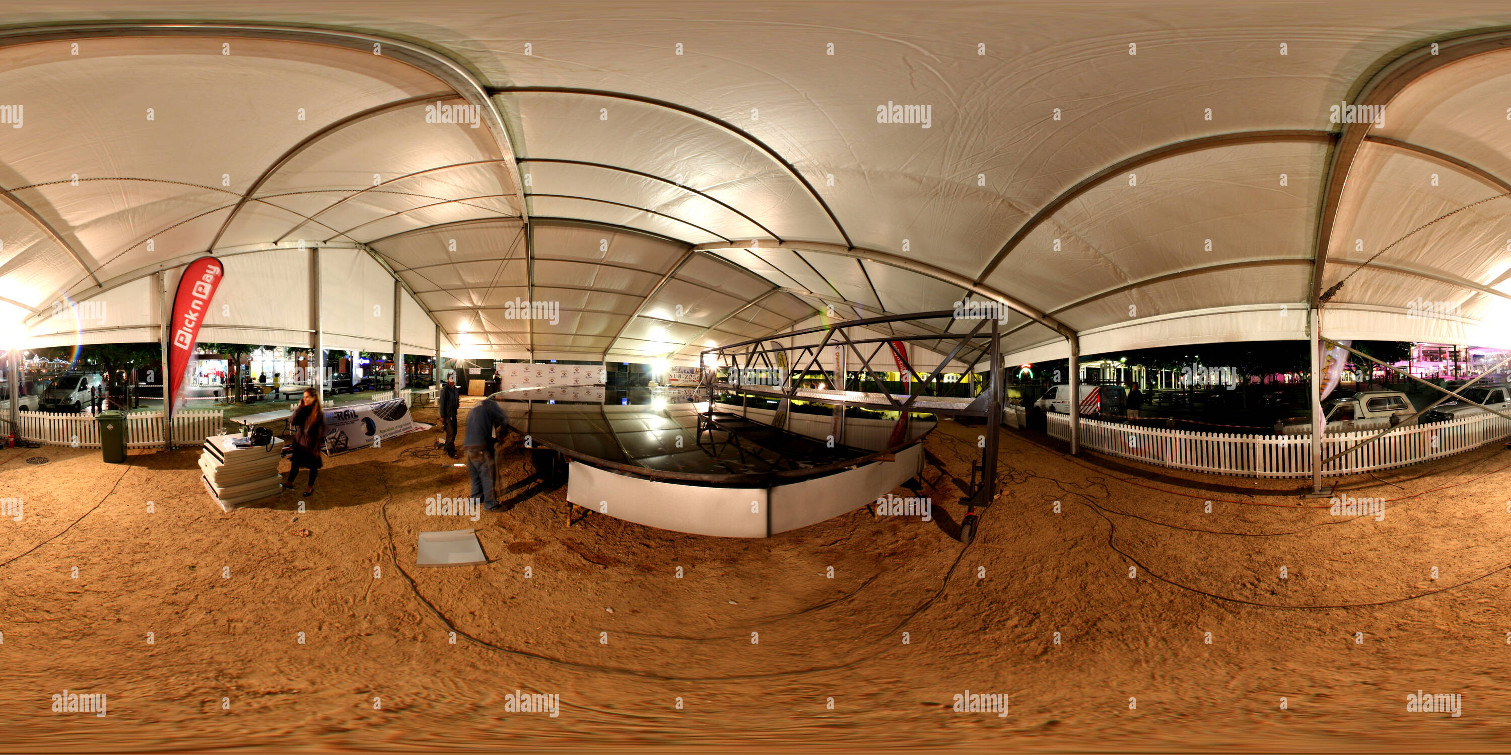 360-view-of-construction-of-the-world-s-largest-frying-pan-alamy