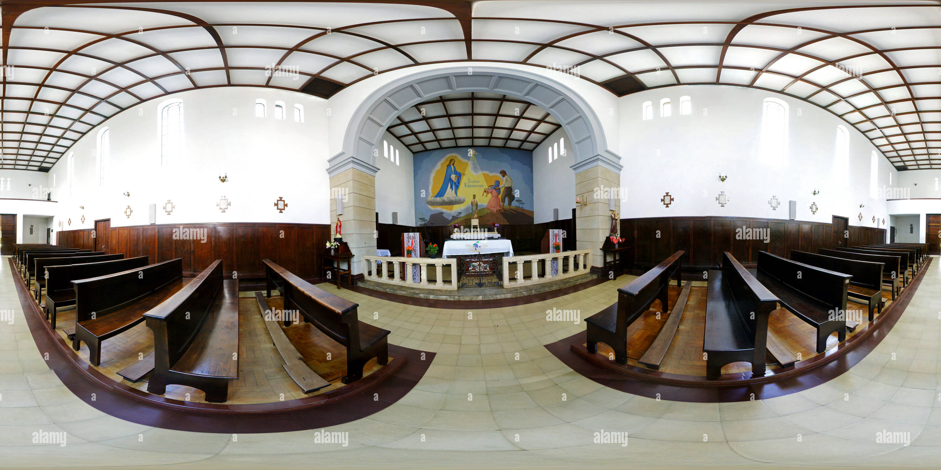 360 degree panoramic view of Interior da Igreja Nsra da Saúde em Vila Jaguaribe