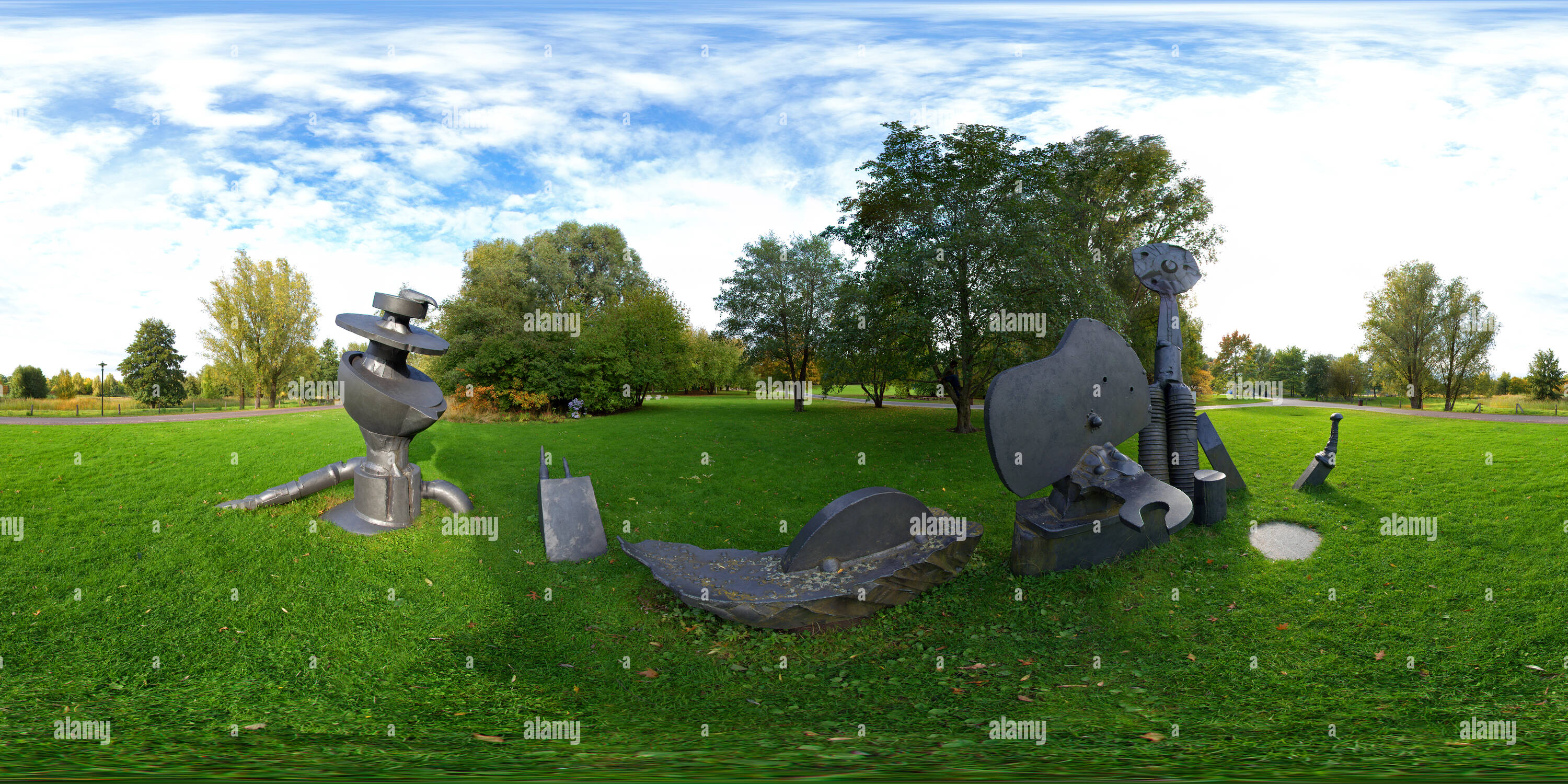 360° view of Britzer Garten Natur mit Skulptur Alamy