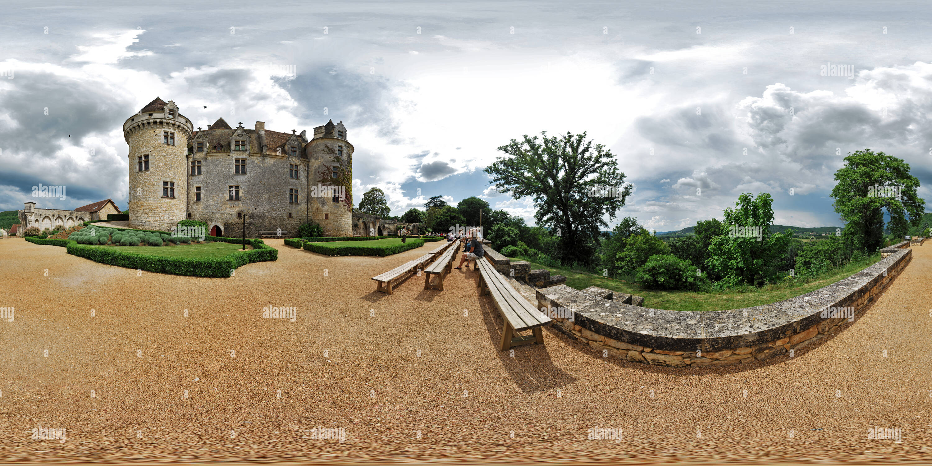 360 degree panoramic view of Le spectacle de rapaces au château des Milandes