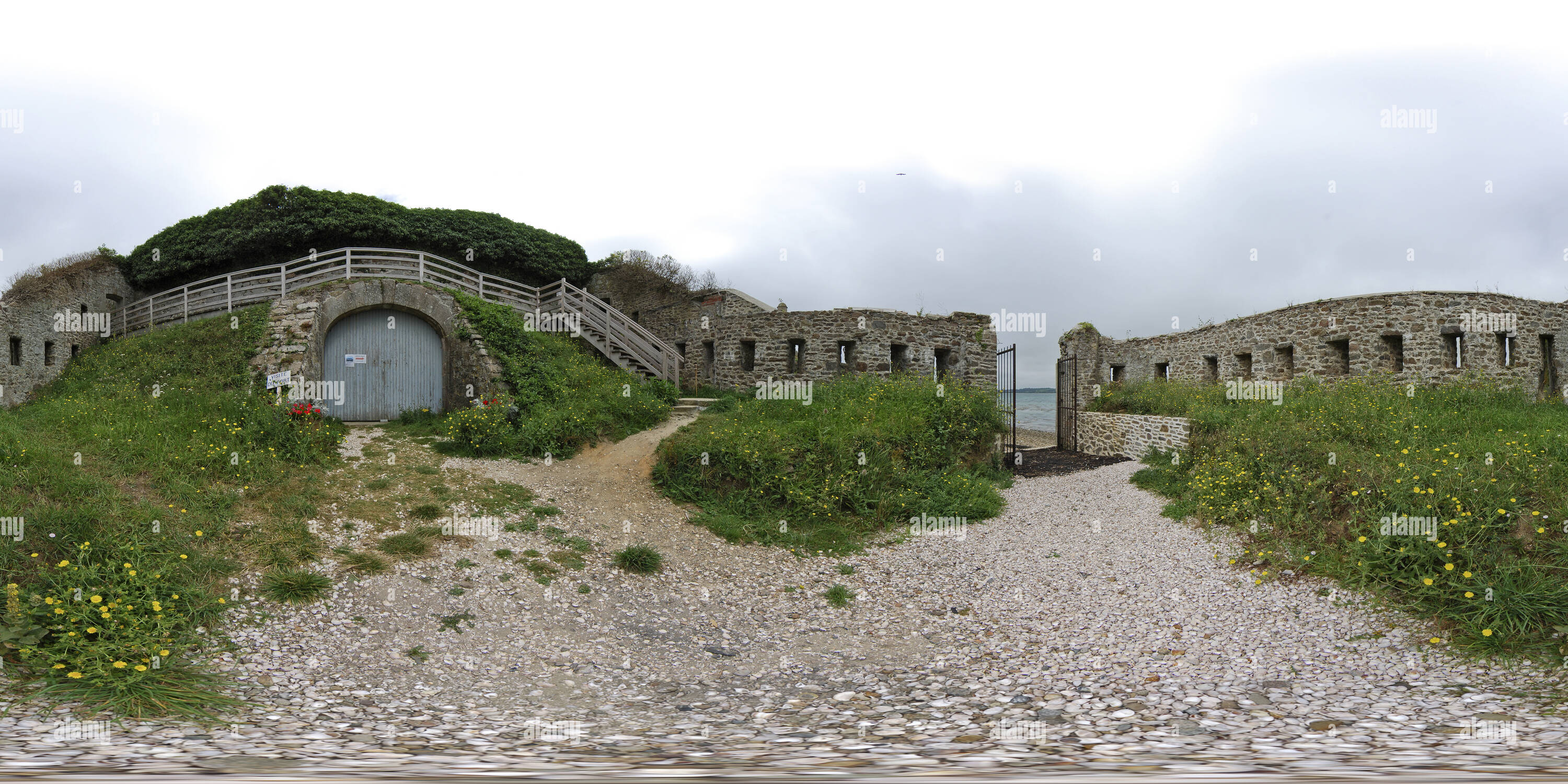 360° view of Départ de la visite du fort de Saint-Vaast-la-Hougue ...