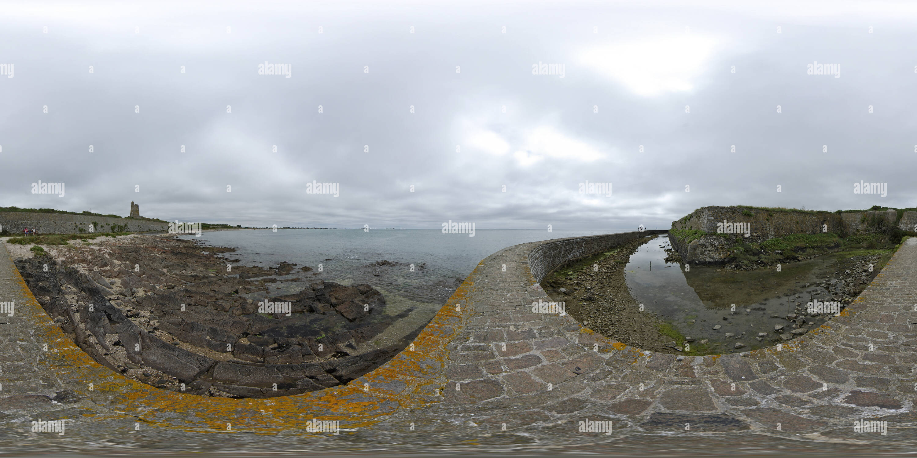 360° view of Saint-Vaast-La-Hougue, le tour du fort par la digue ...