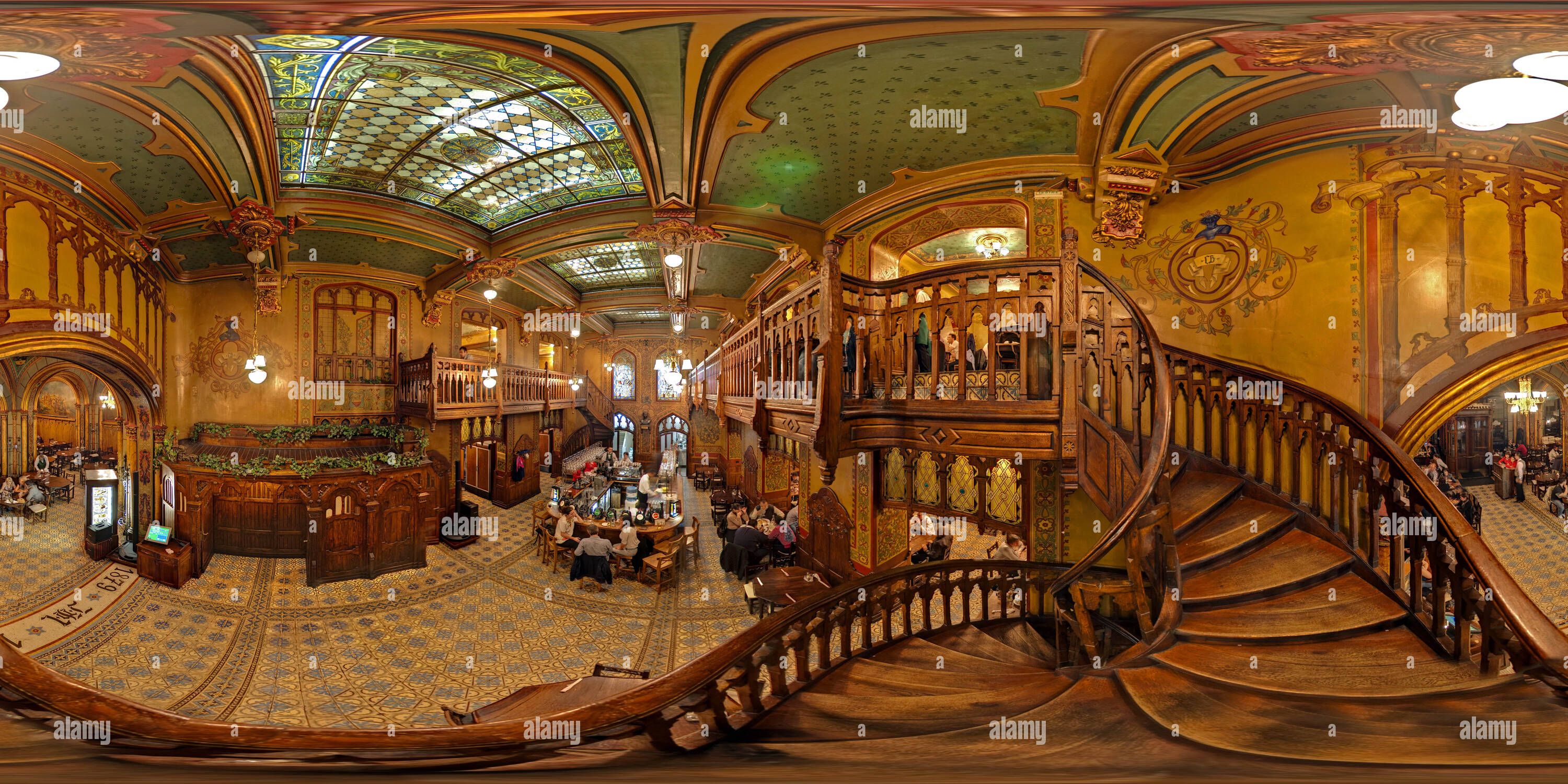 360-view-of-famous-beer-pub-carul-cu-bere-beer-carriage-alamy