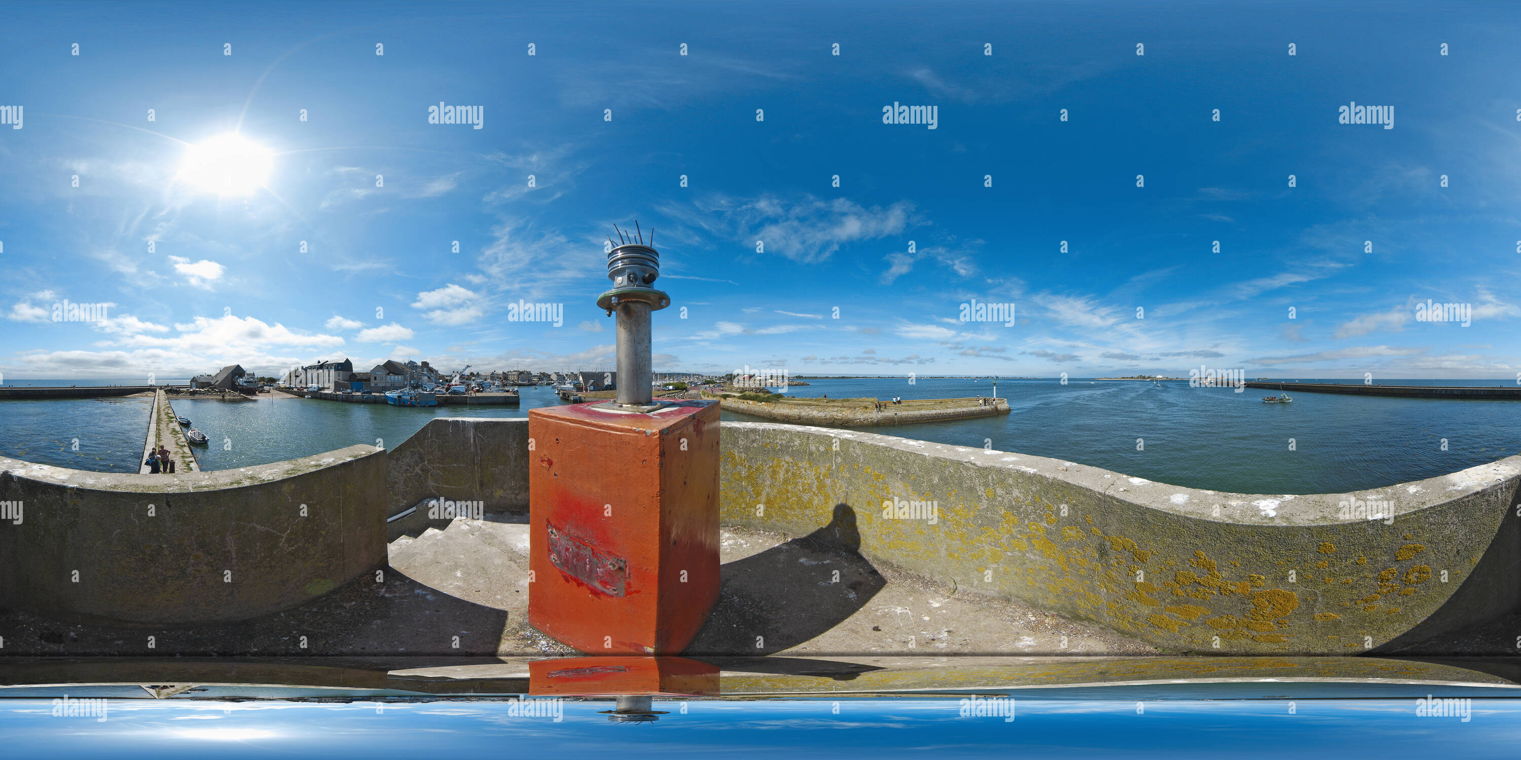 360° view of La sortie du port de Saint-Vaast-la-Hougue - France - Alamy image.