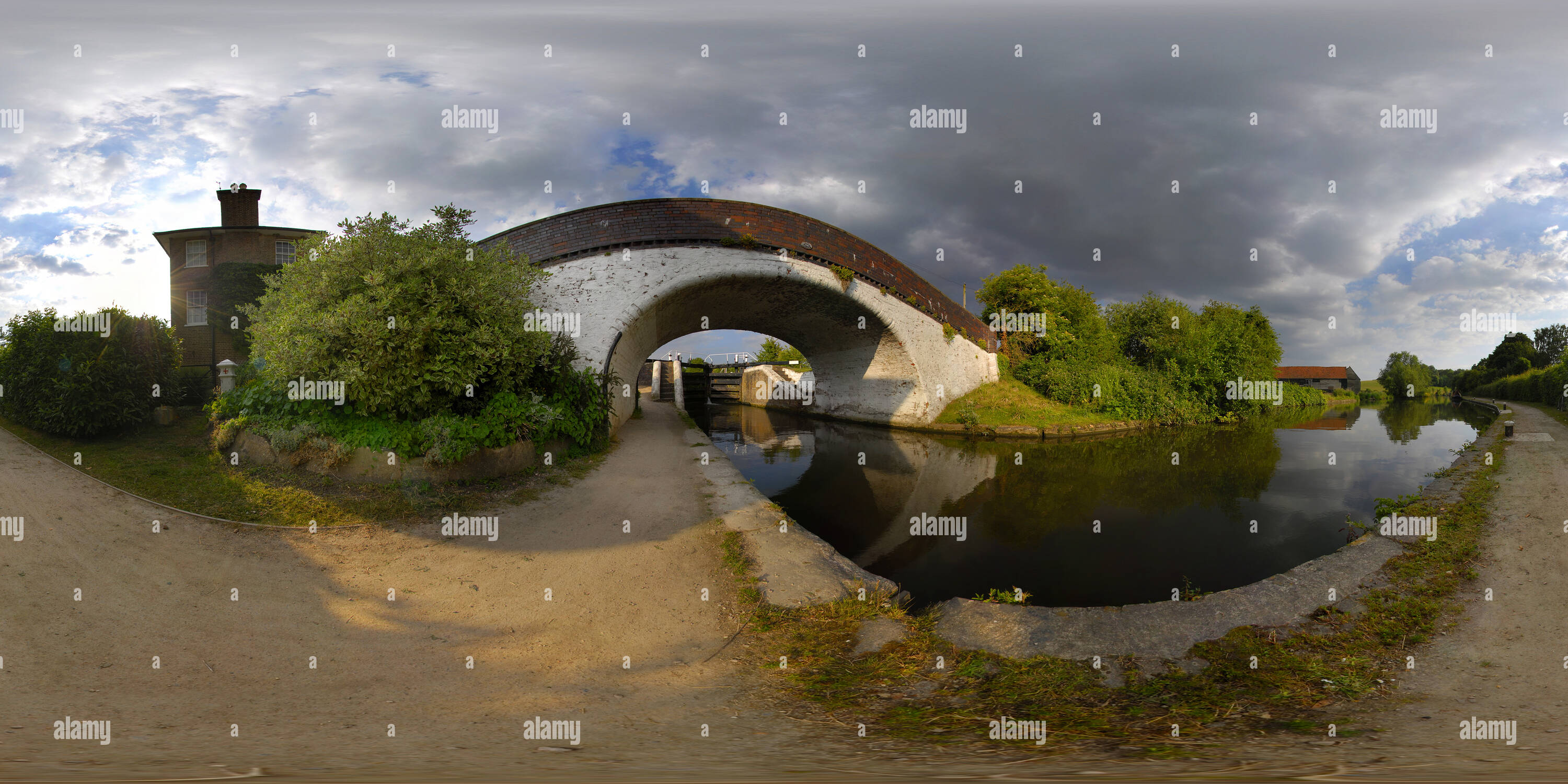 360° View Of Bridge And Lock Gates, Grand Union Canal - Alamy