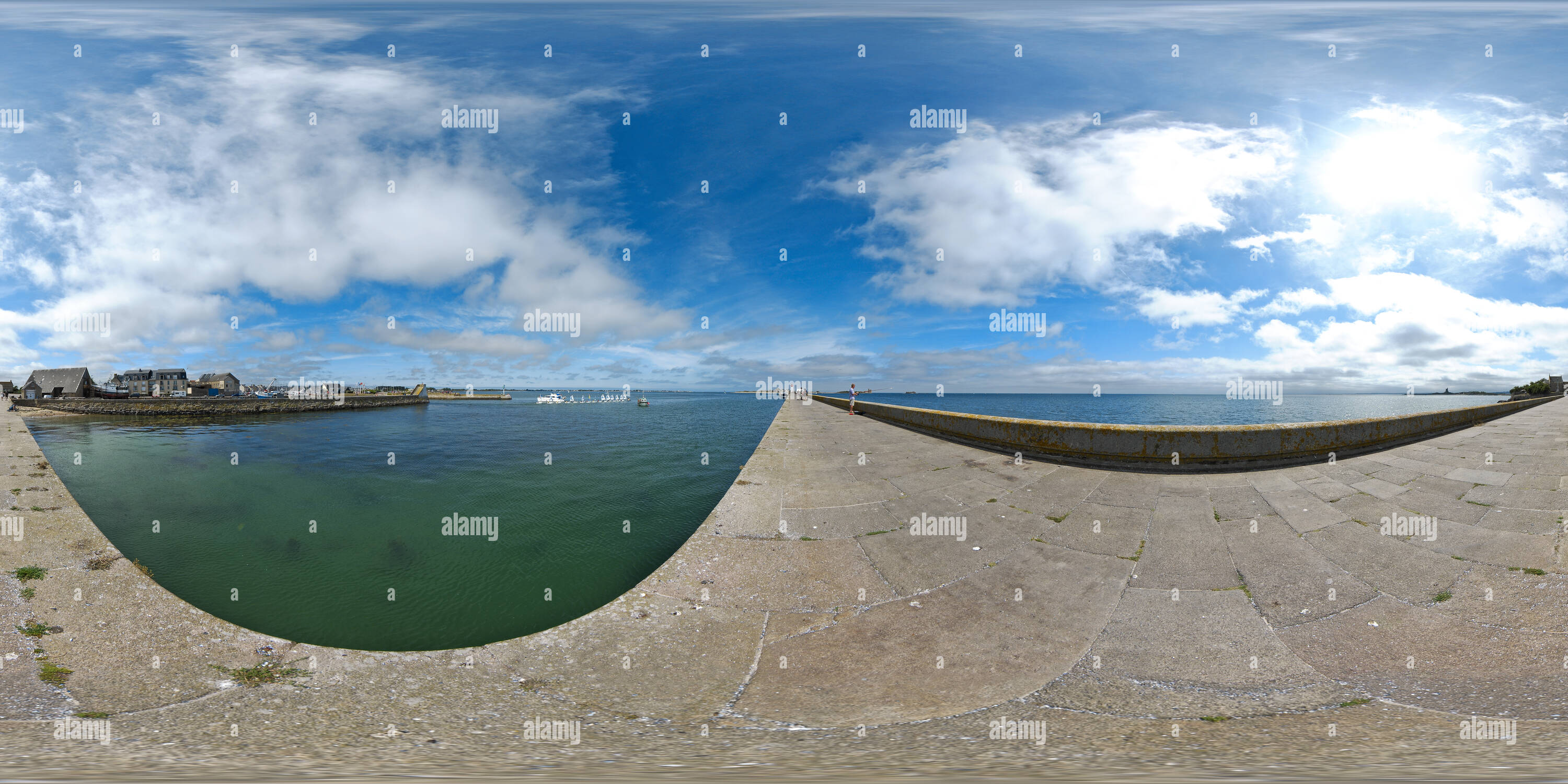 360° view of Navigation à la sortie du port de Saint-Vaast- La-Hougue ...