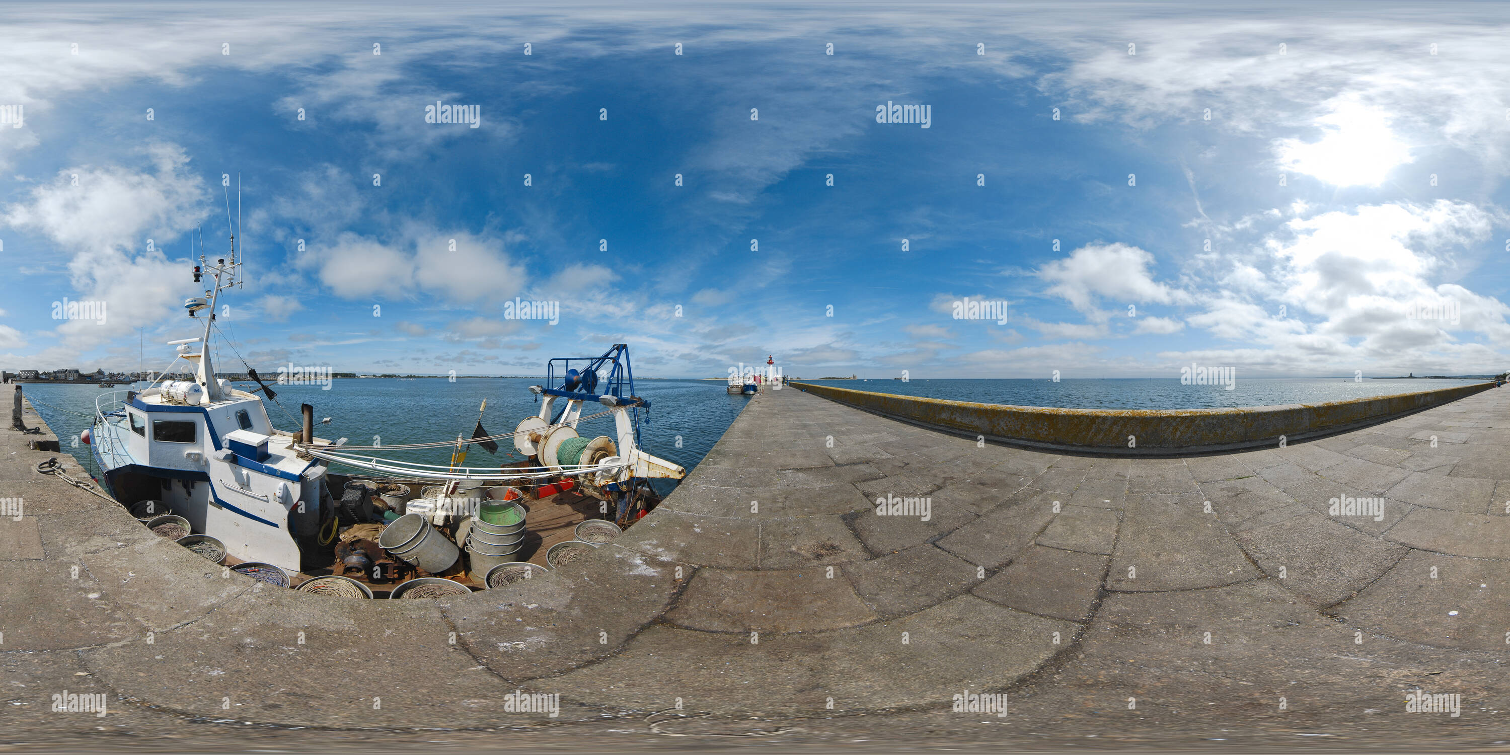 360° view of Bateau à quai sur la jetée de Saint-Vaast-La-Hougue ...