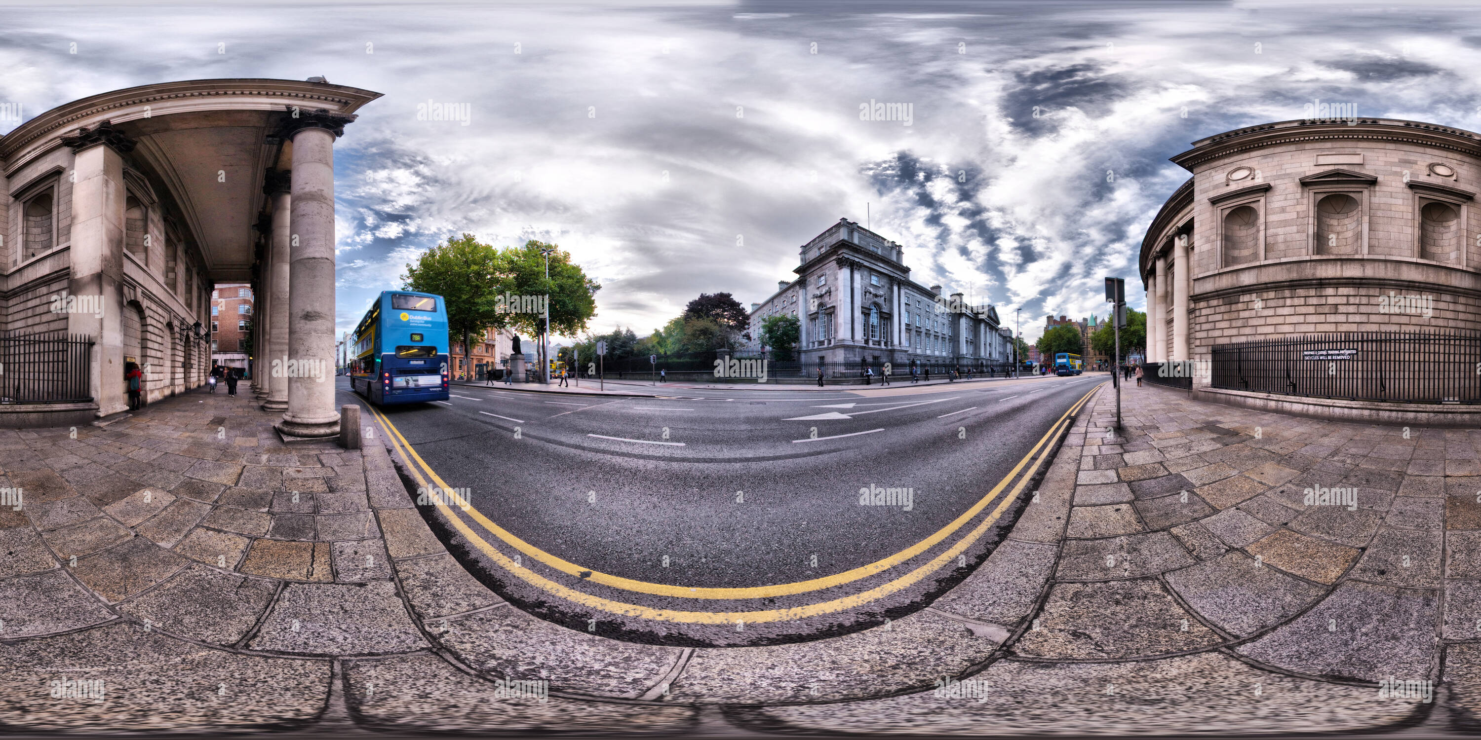 360-view-of-irish-parliament-house-and-trinity-college-alamy