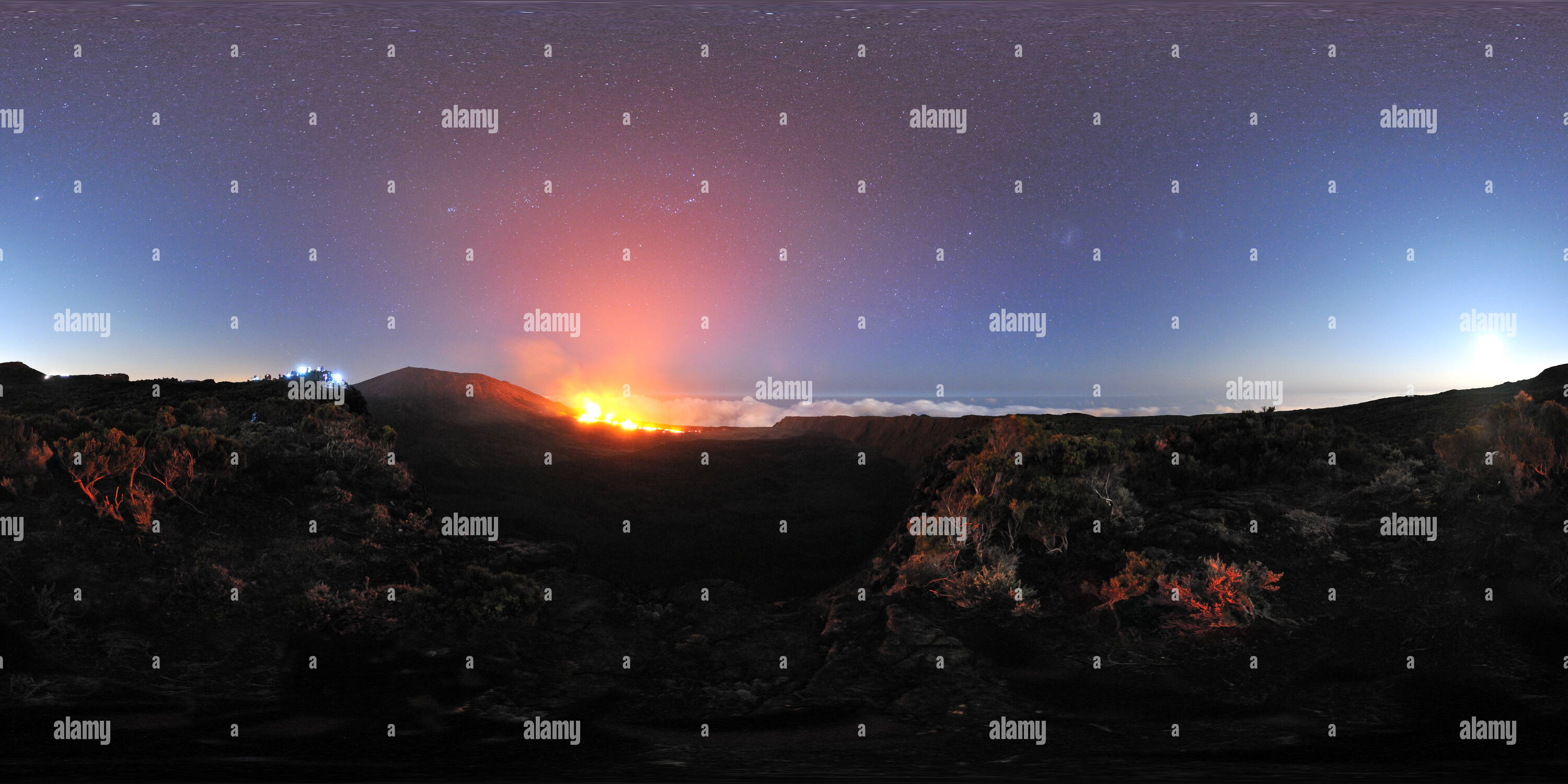 360° view of Eruption de nuit du Piton de la Fournaise octobre 2010 Alamy