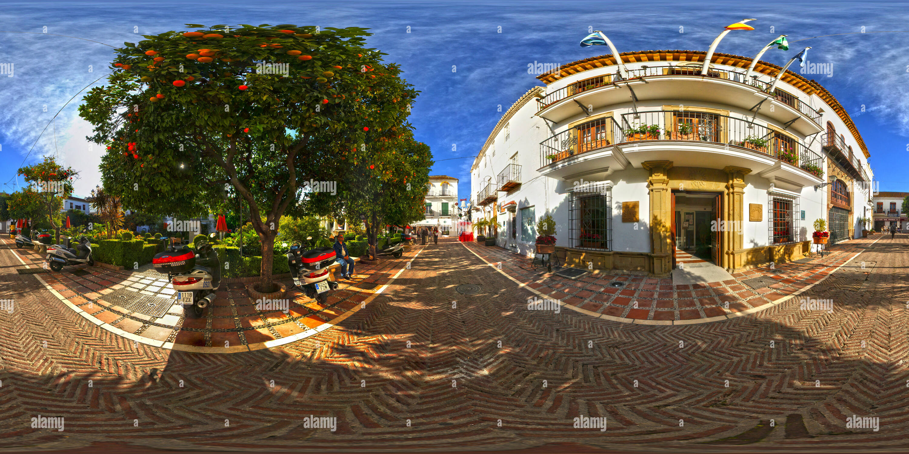 360° view of Plaza de los Naranjos y Ayuntamiento de Marbella - Alamy