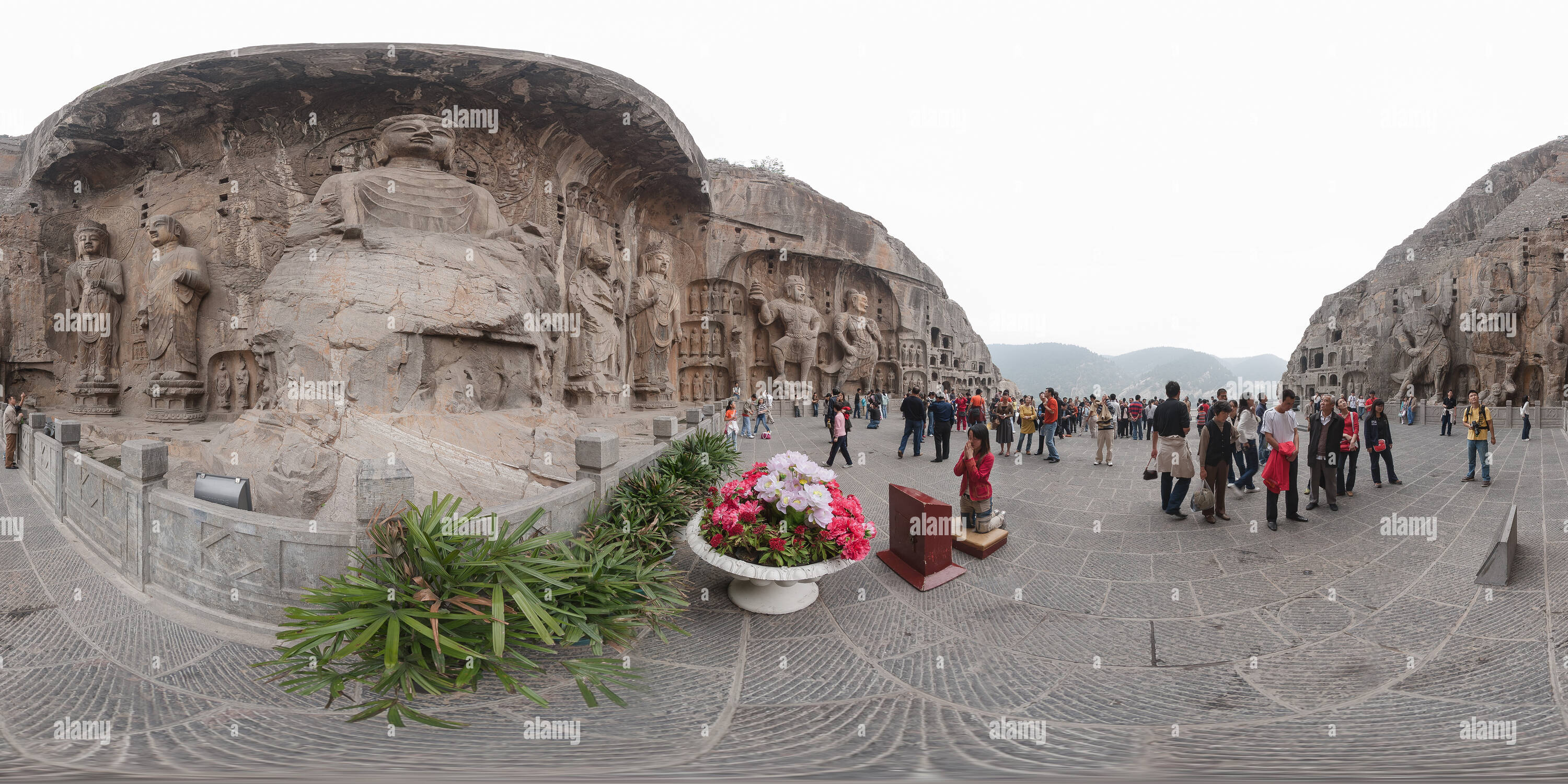 360 degree panoramic view of Longmen Grottoes - 1280 Cave -1Panorama