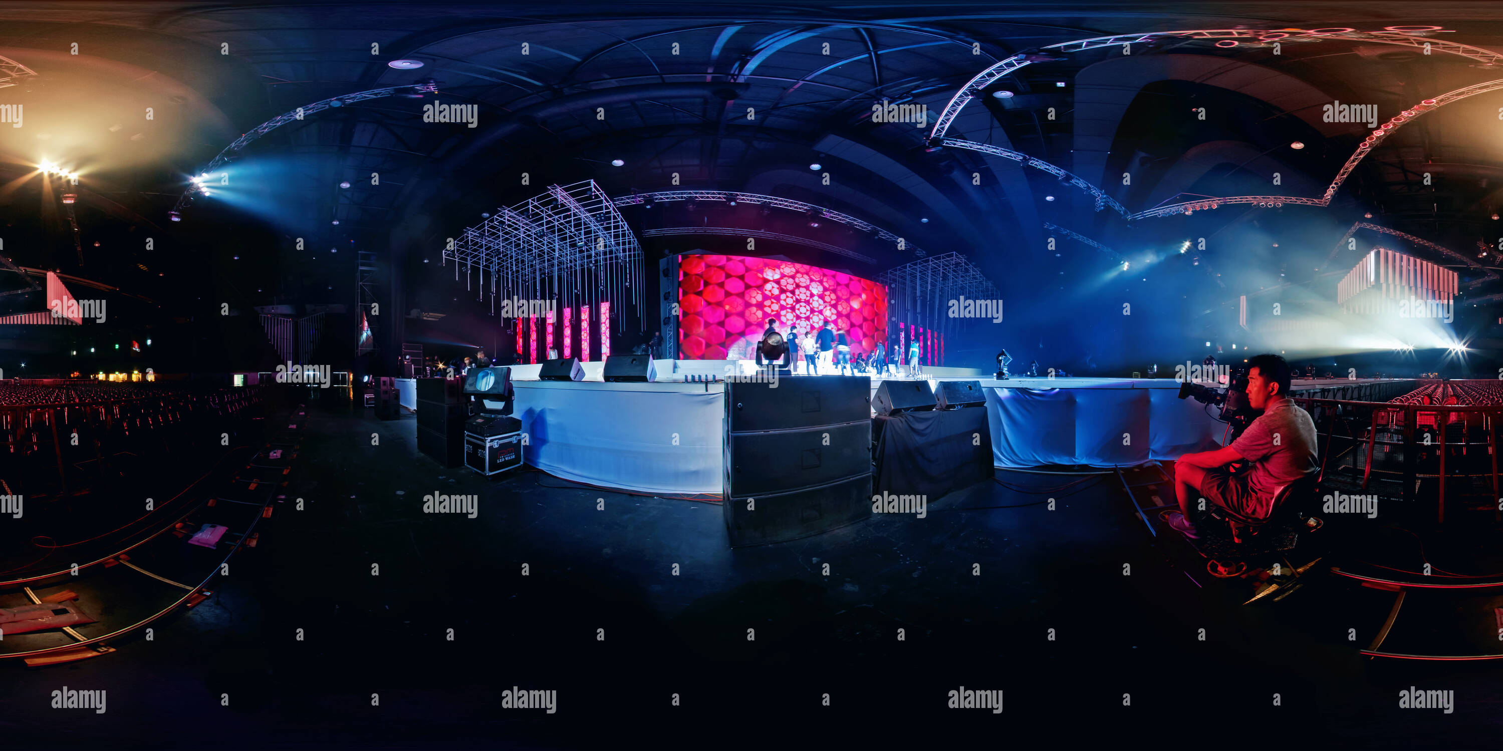 360 degree panoramic view of Super Junior rehearsing stage