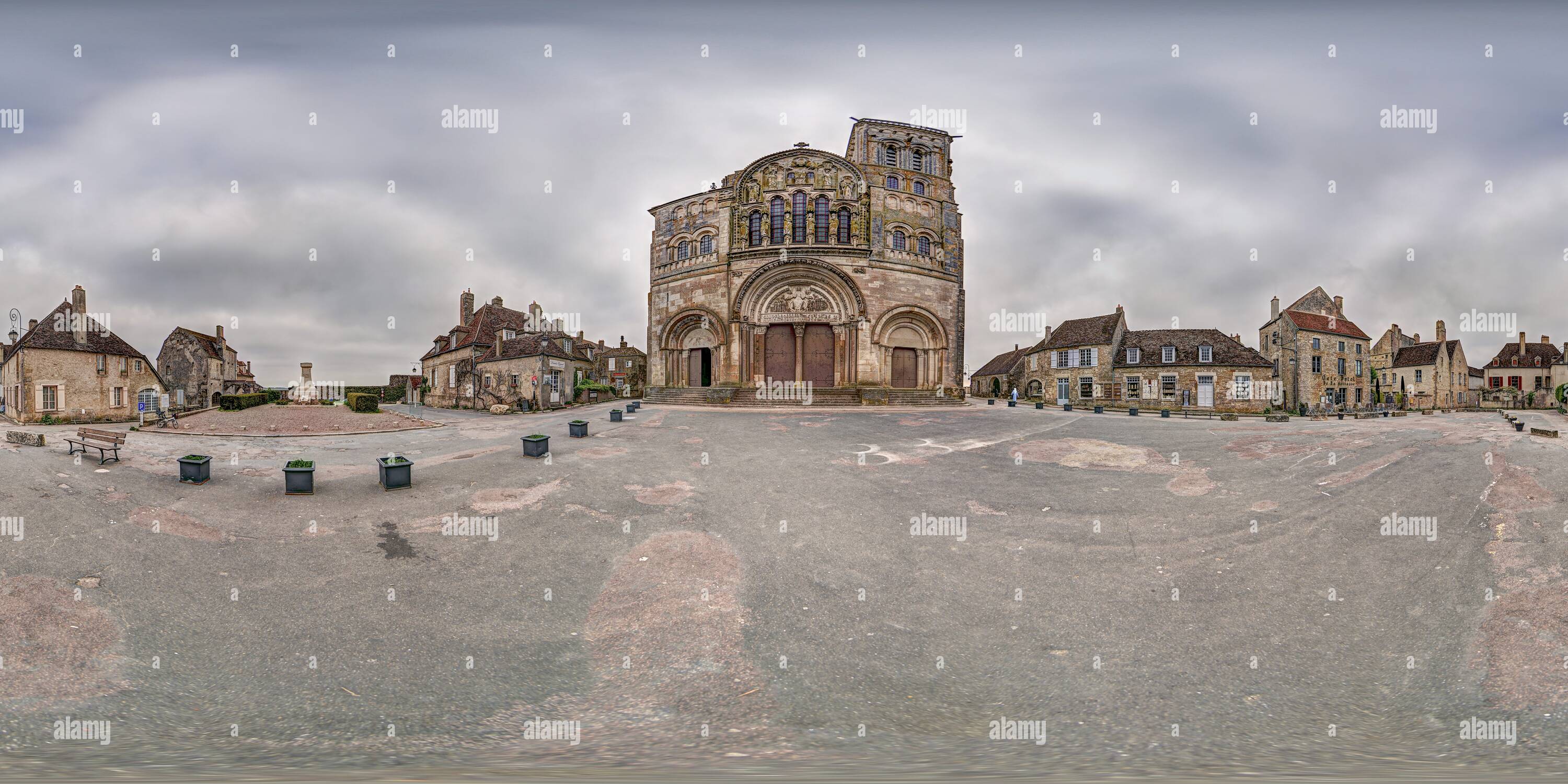 360 degree panoramic view of Sainte Marie-Madeleine, La Basilique De Vezelay, Yonne, Bourgogne Franche Comte 2287