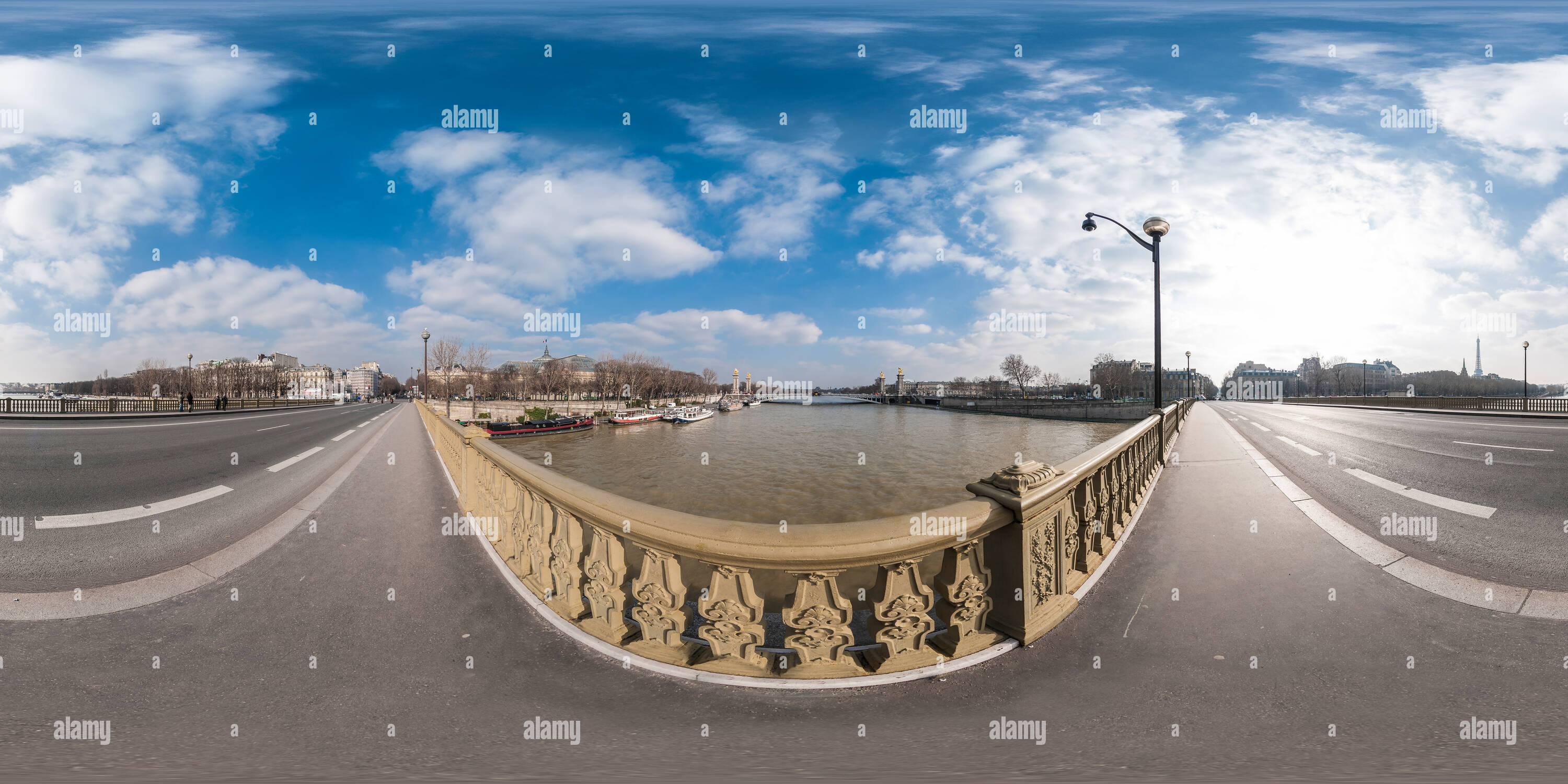 360° view of Paris - Pont des Invalides - Alamy