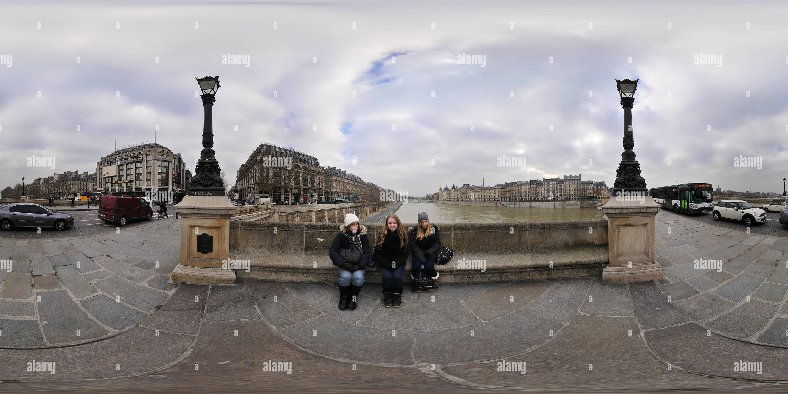 360-view-of-paris-pont-neuf-break-on-the-bench-alamy