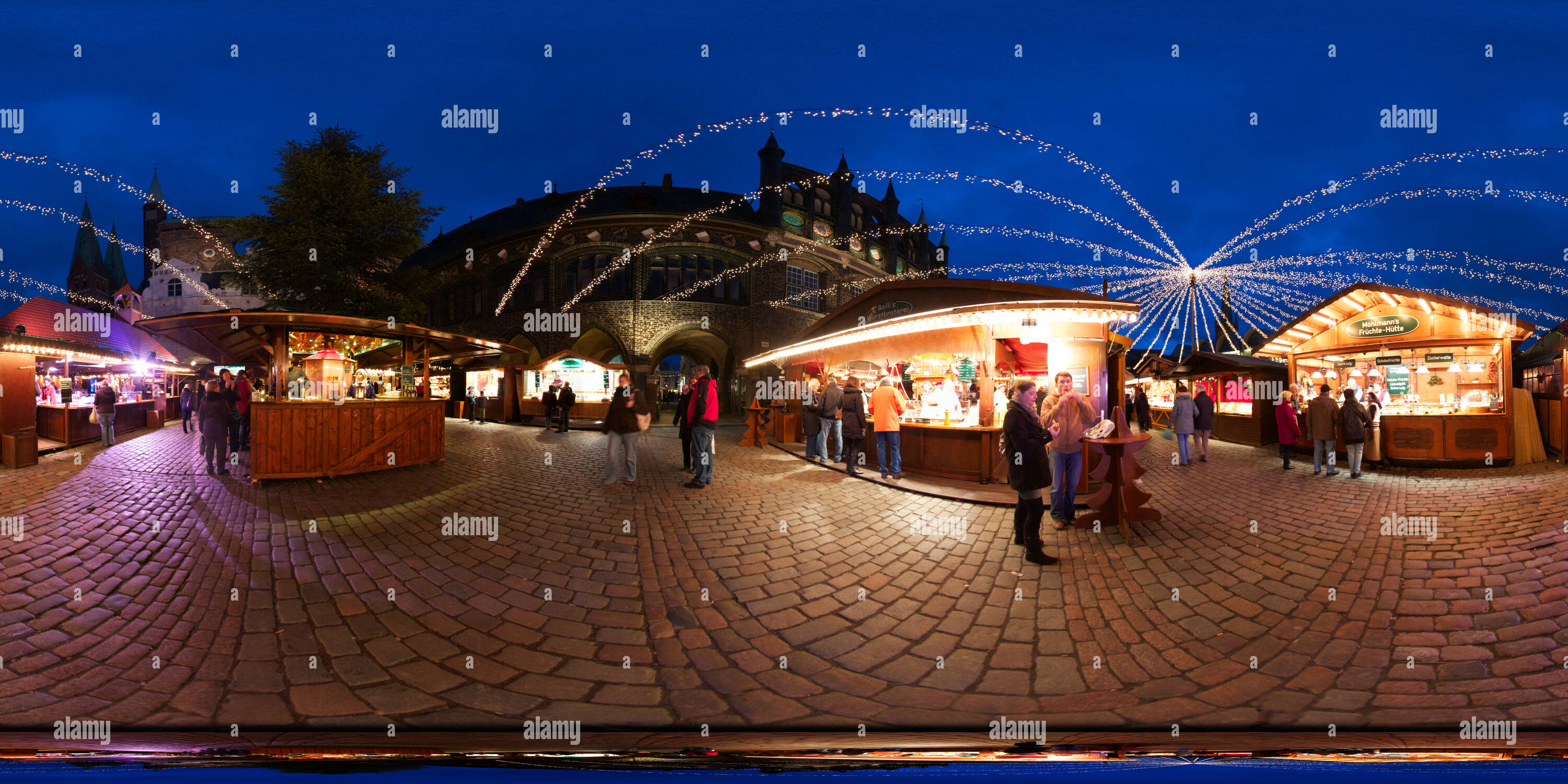  360° view of Budenzauber on the Weihnachtsmarkt - Alamy Bildidee 