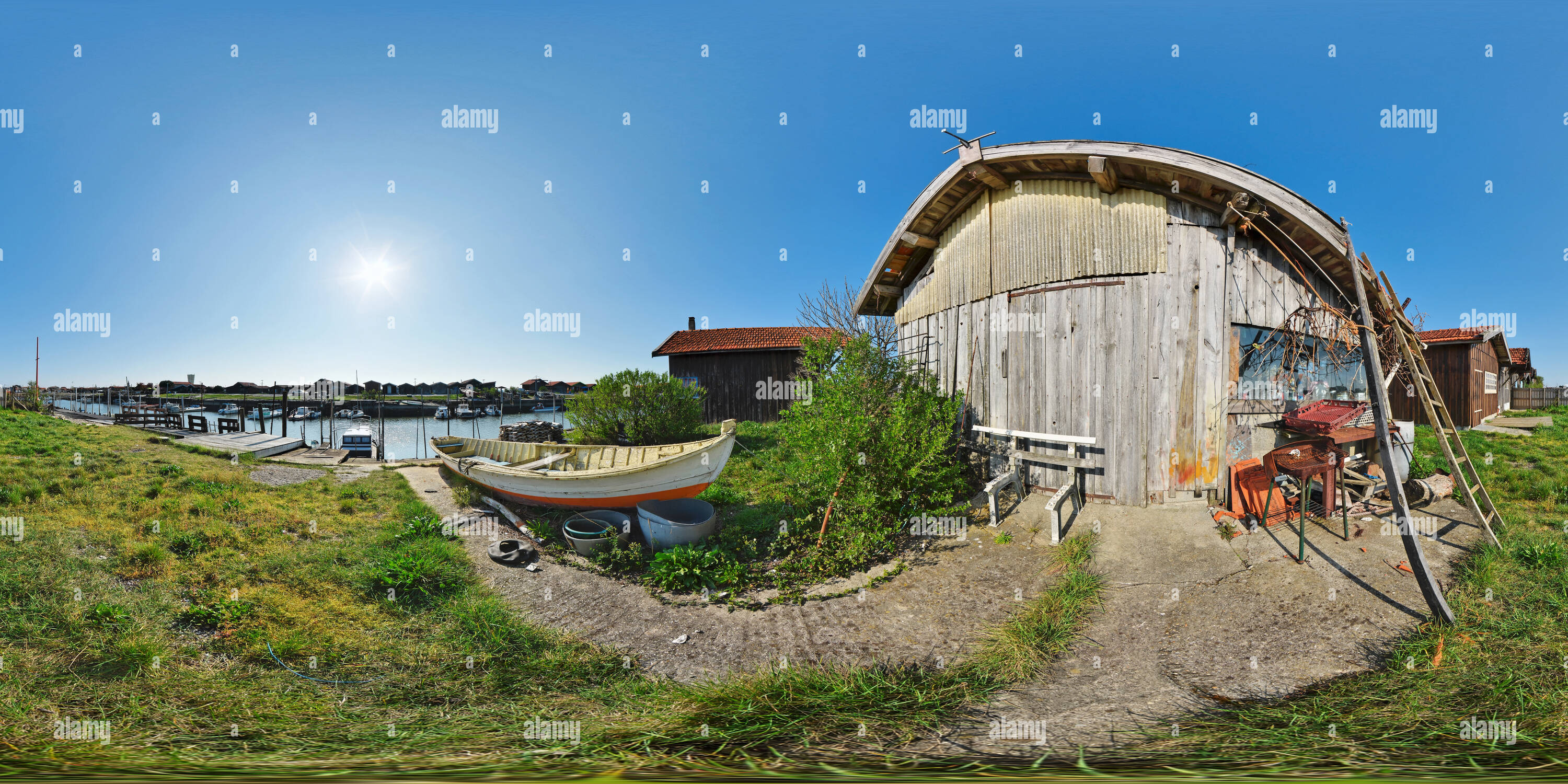 360° view of Pittoresque cabane ostréïcole du port de Larros à GujanMestras France Alamy