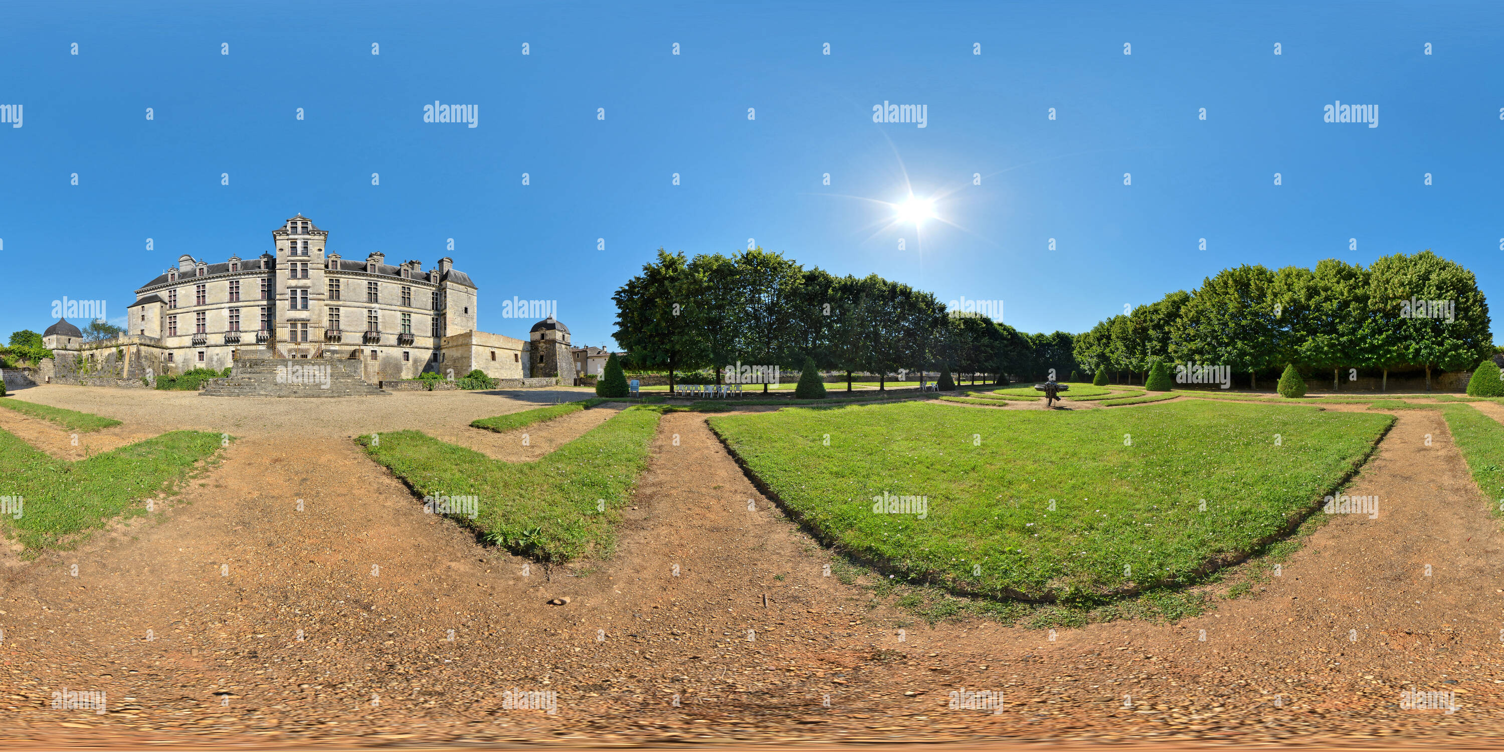 360° view of Le château des Ducs d'Epernon et son jardin à Cadillac