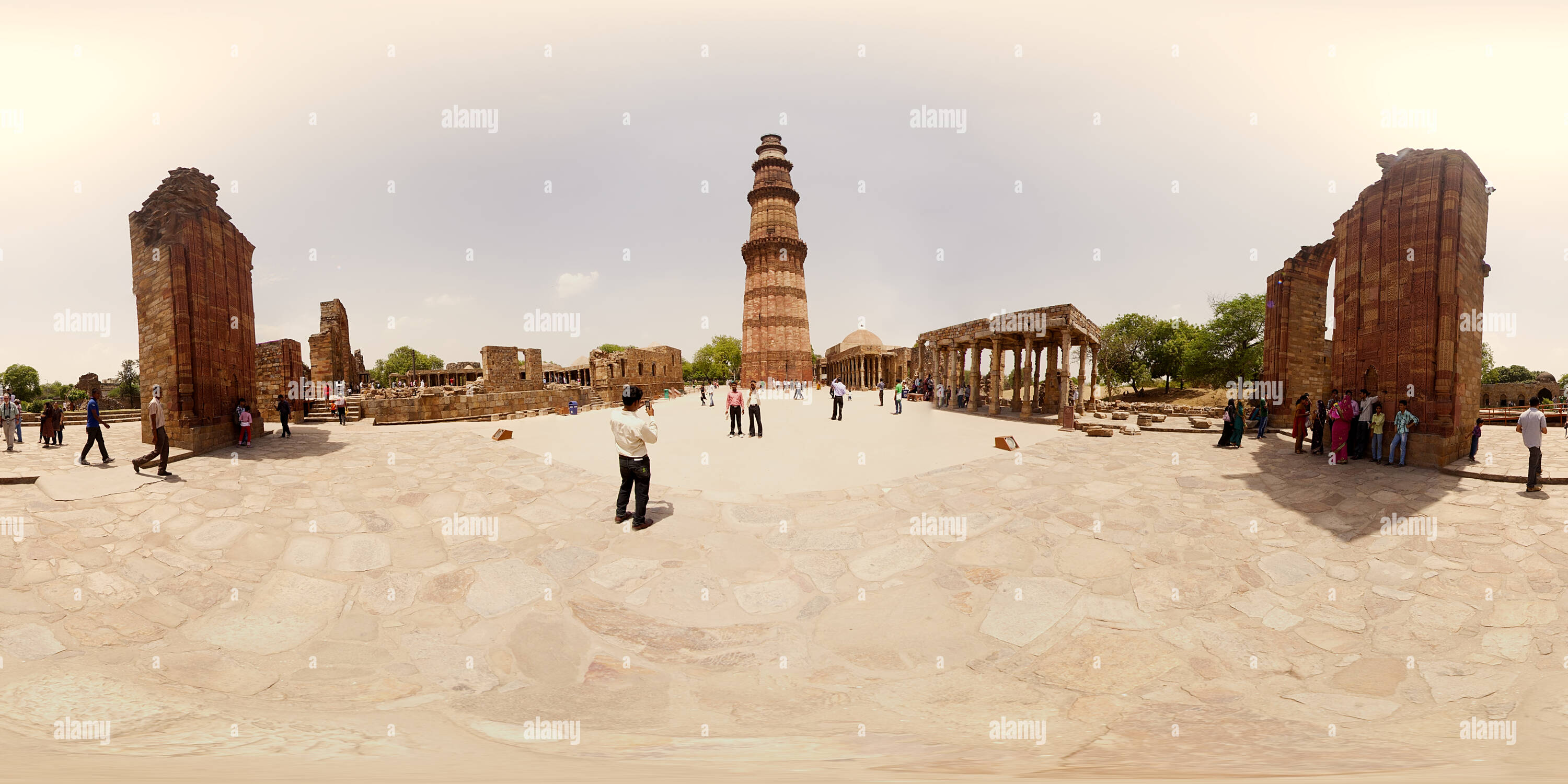 360° View Of Qutub Minar Monument Complex, Delhi - Alamy