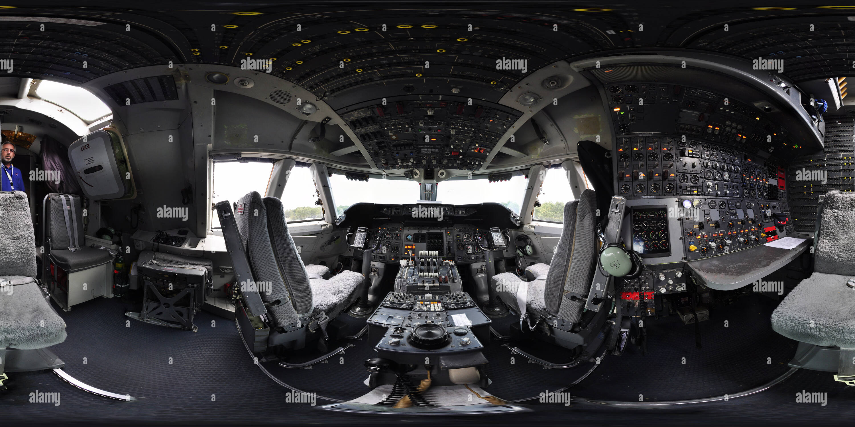 360 degree panoramic view of N747NA S.O.F.I.A. - Me Ed the cockpit