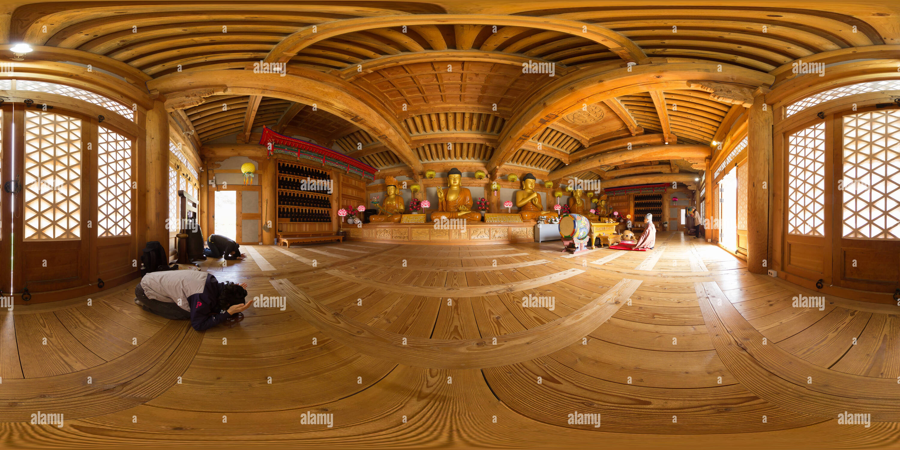 360° view of Wawoojeongsa (Wawoo Buddhist Temple) DaeWoongJeon Alamy