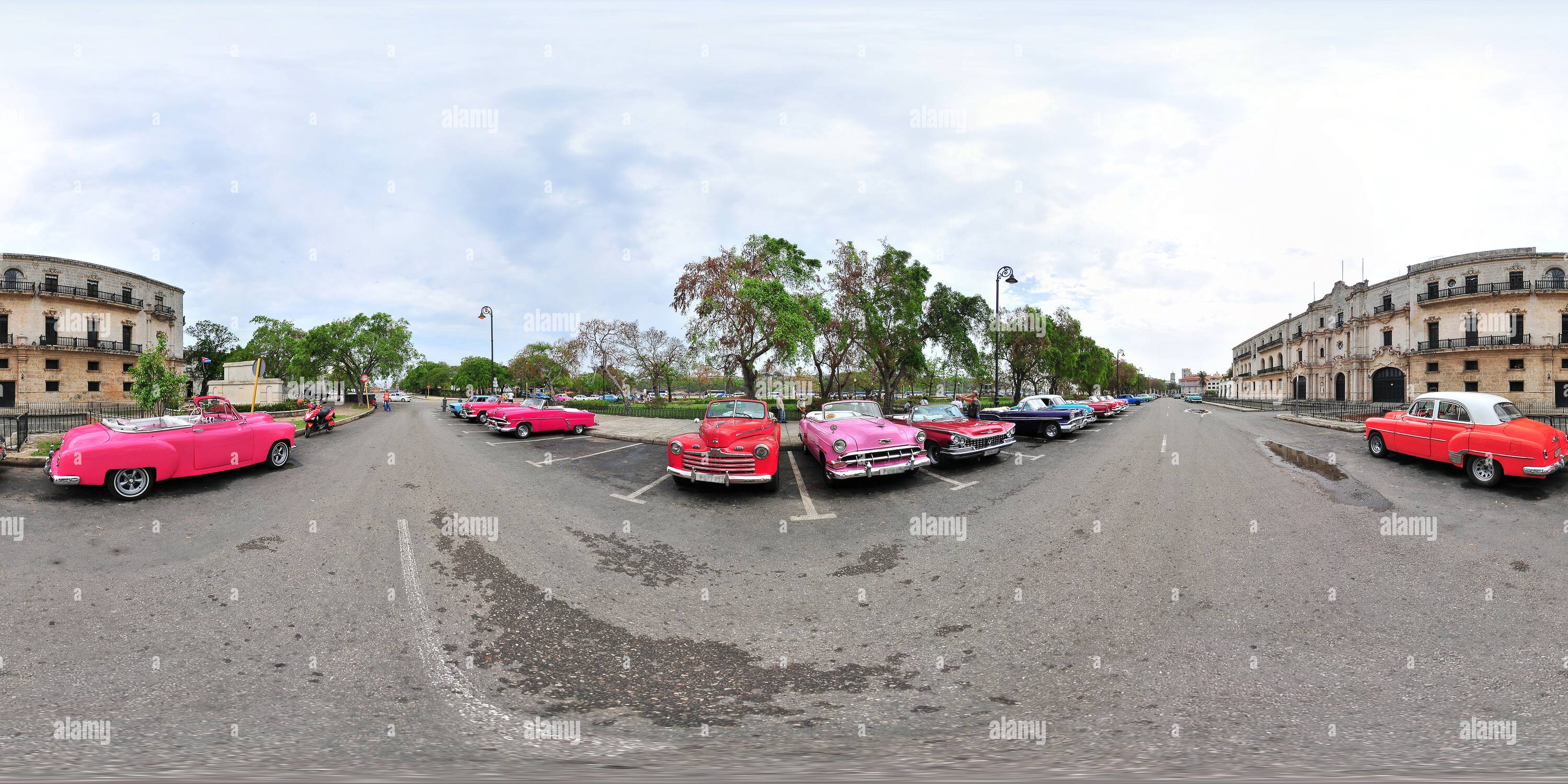 360 degree panoramic view of Cuba - Havanna, Oldtimer Cars at Cuba Tacon