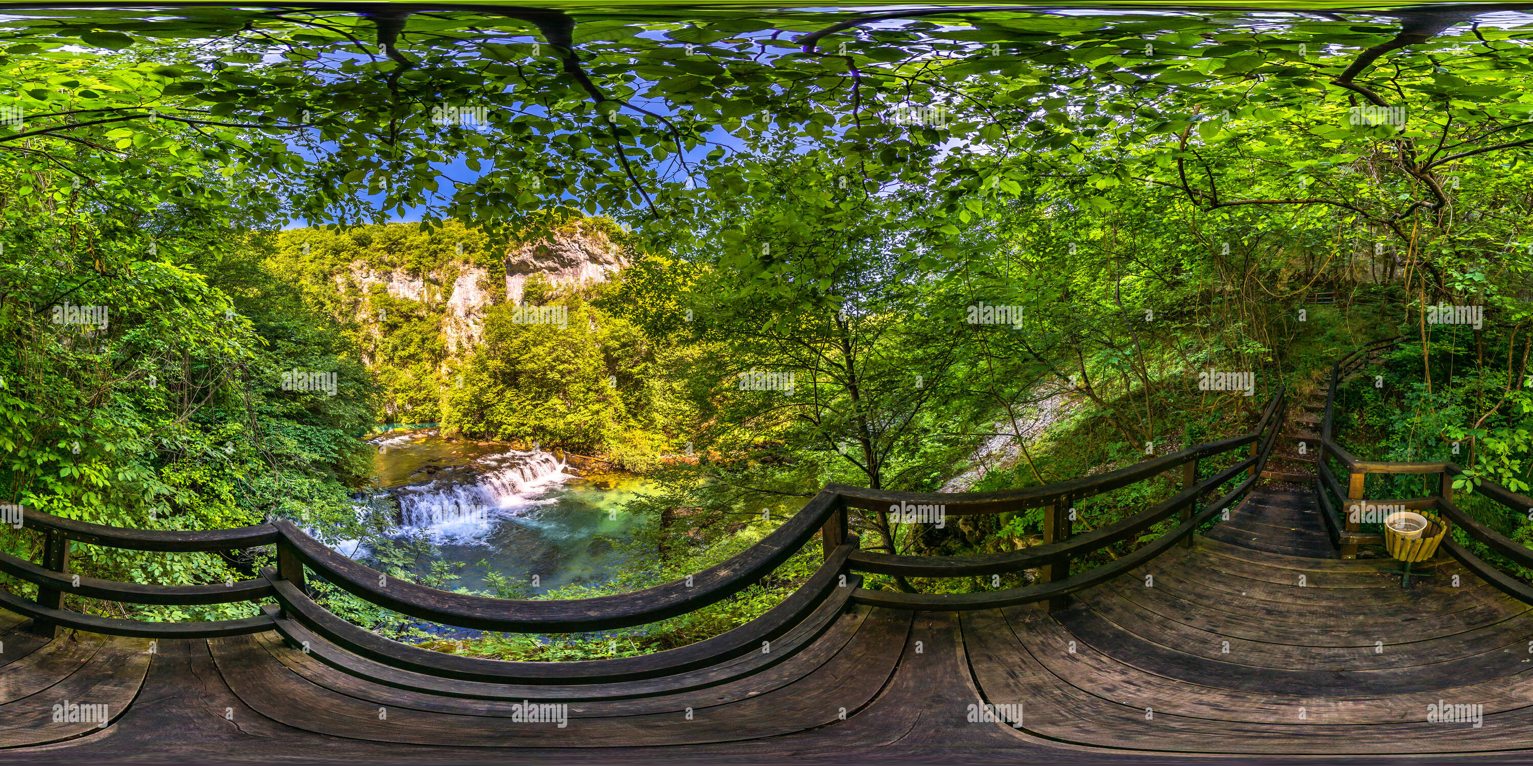 360° view of Una Spring 2015 Alamy