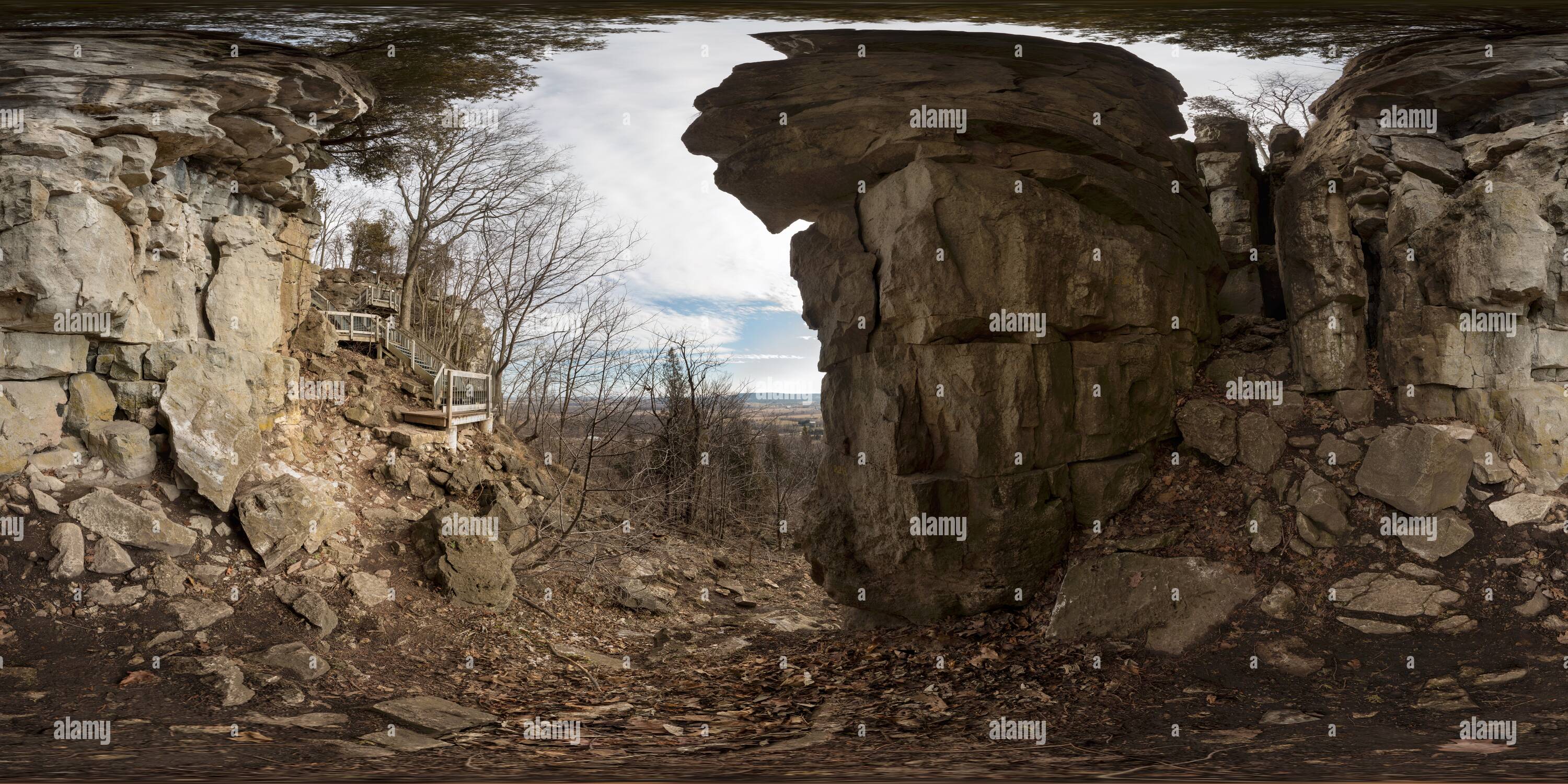 360° view of In the Cliffs at Rattlesnake Point Alamy