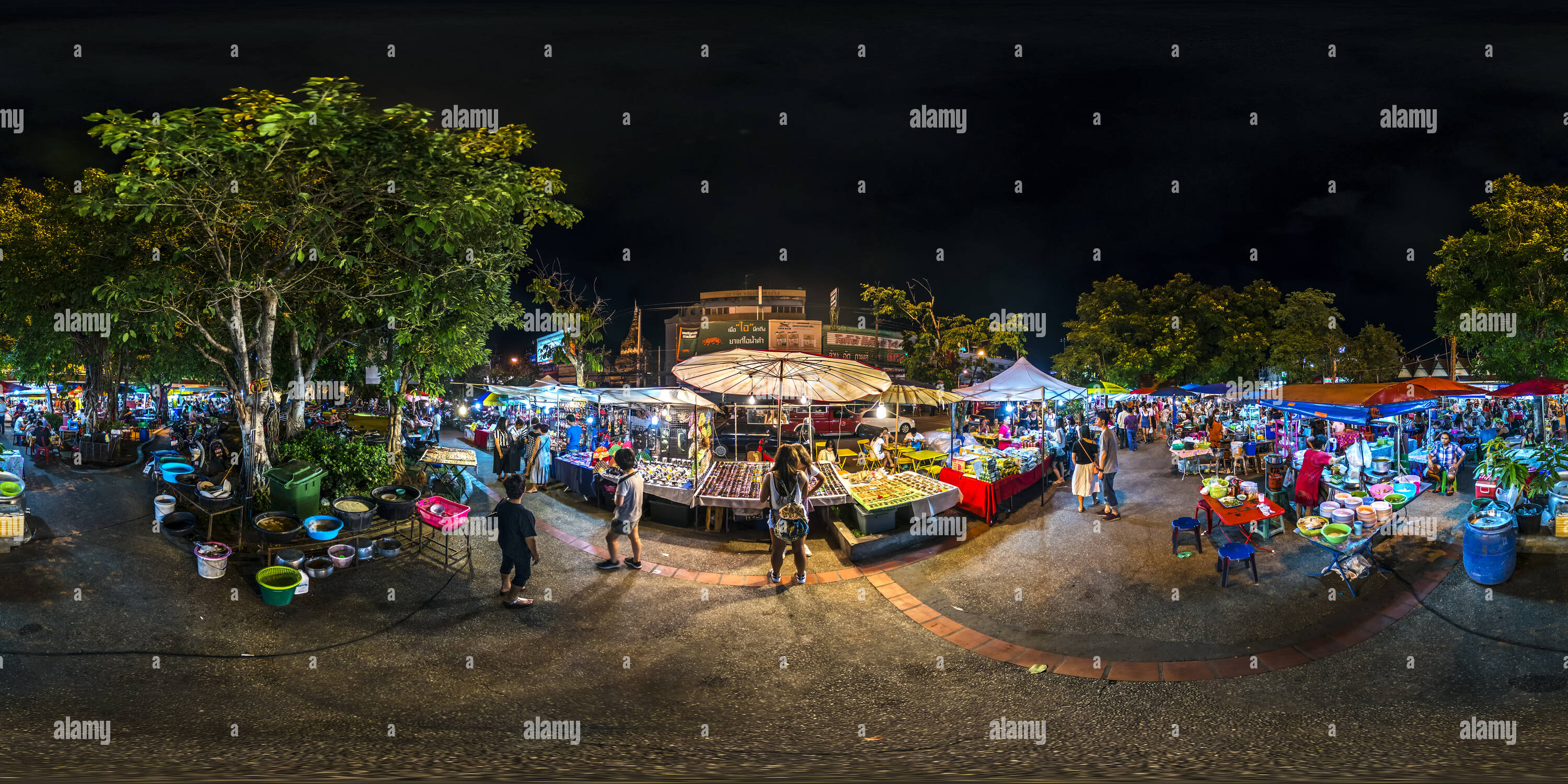 360° view of Chiang Mai Gate Night Market(清邁門夜市), Chiang Mai, Thailand ...