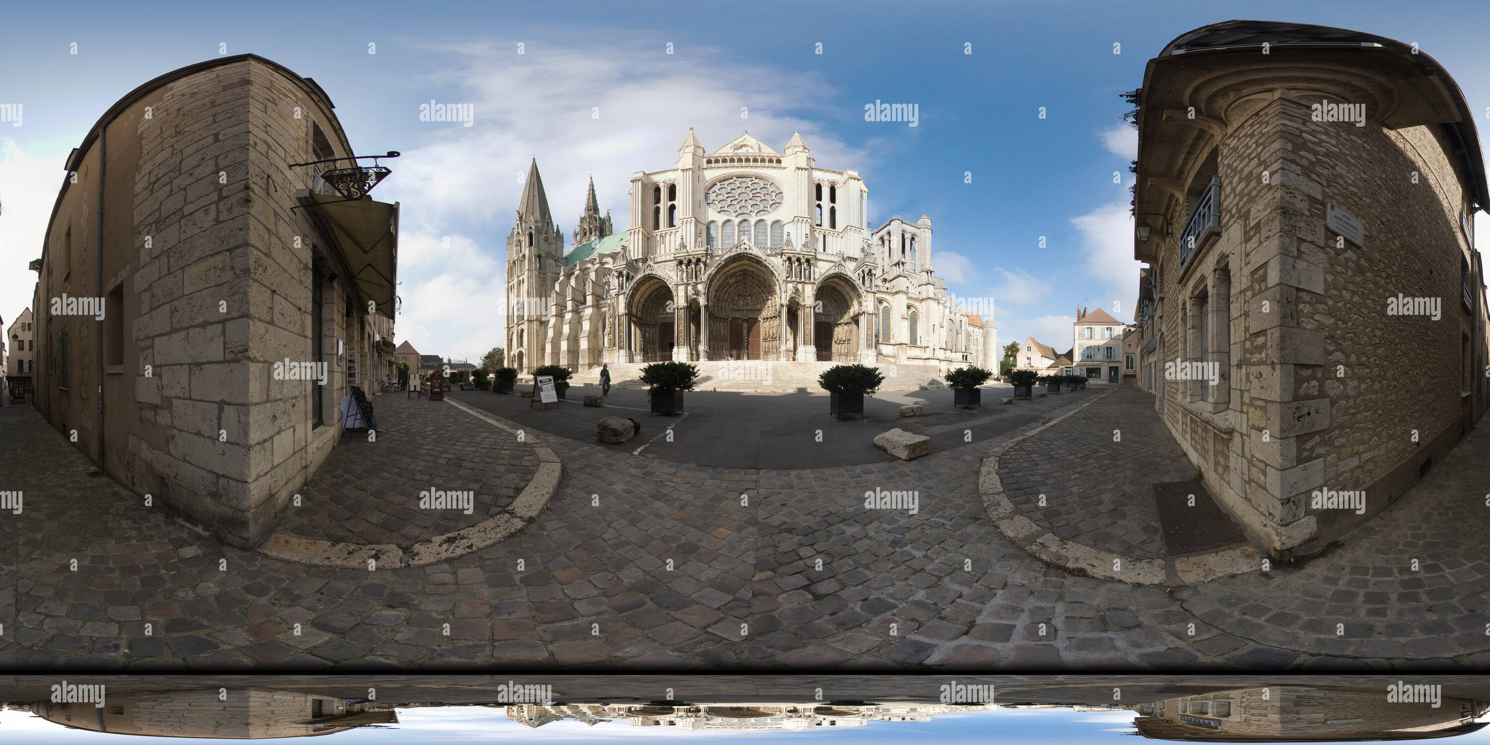 360 degree panoramic view of Cathédrale Notre-Dame de Chartres (Southern Facade), 2016-10, freehand
