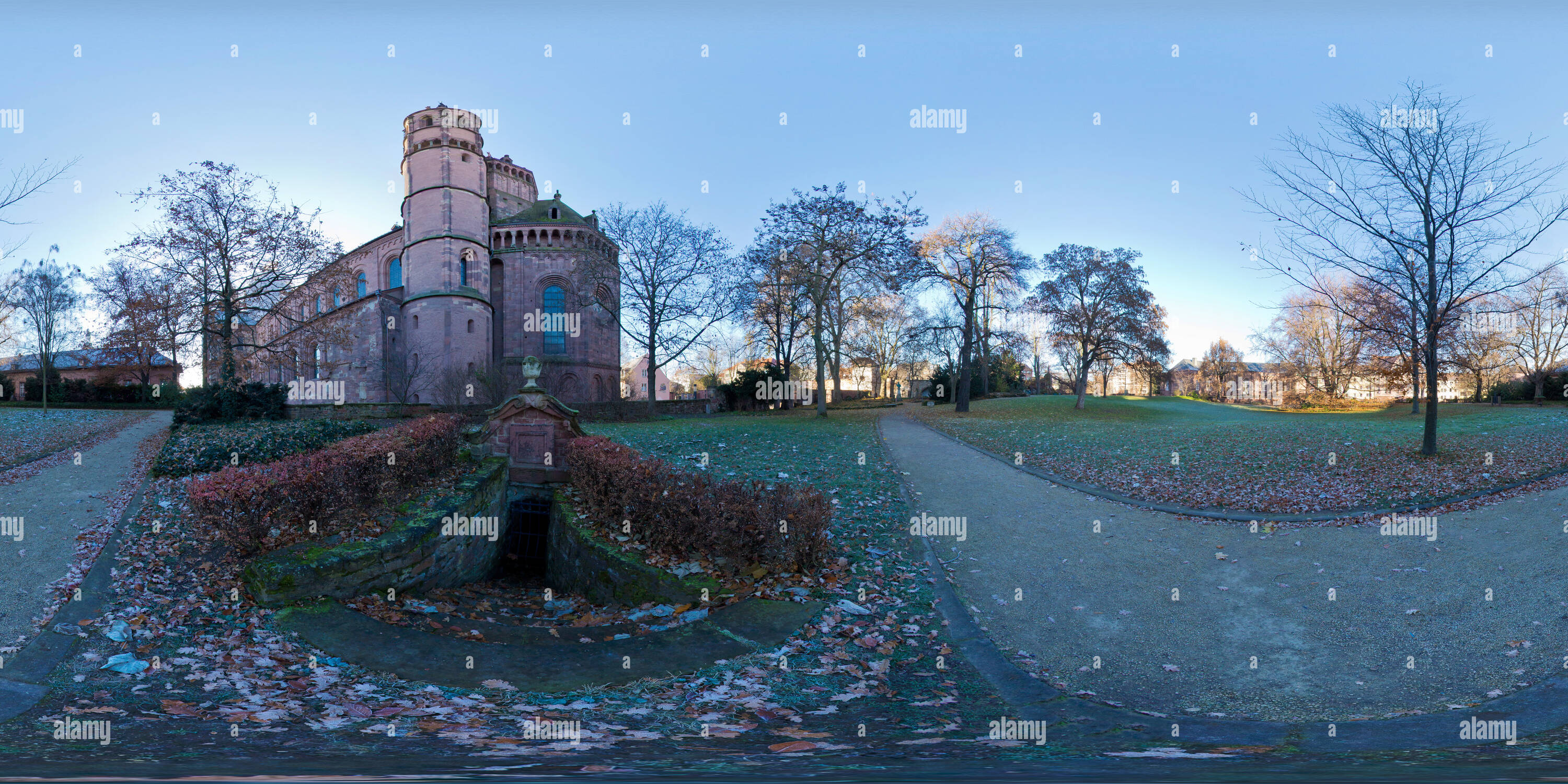 360 degree panoramic view of Cathedral St Peter, Heylshof Garden (II), Worms, 2016-12, freehand