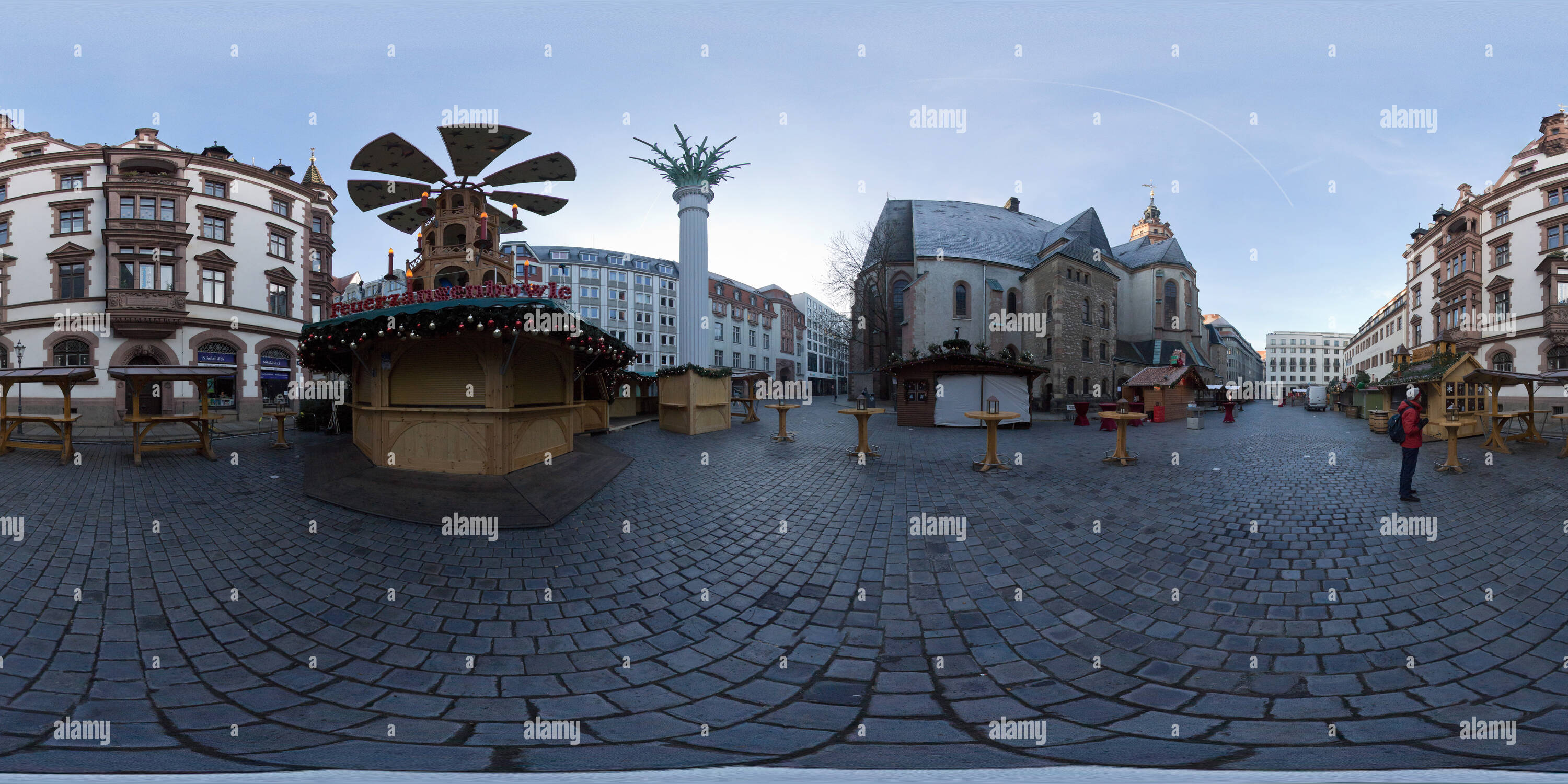 360 degree panoramic view of Nikolaikirchhof Nikolaisaeule Christmas Market, Leipzig, 2016-12, freehand