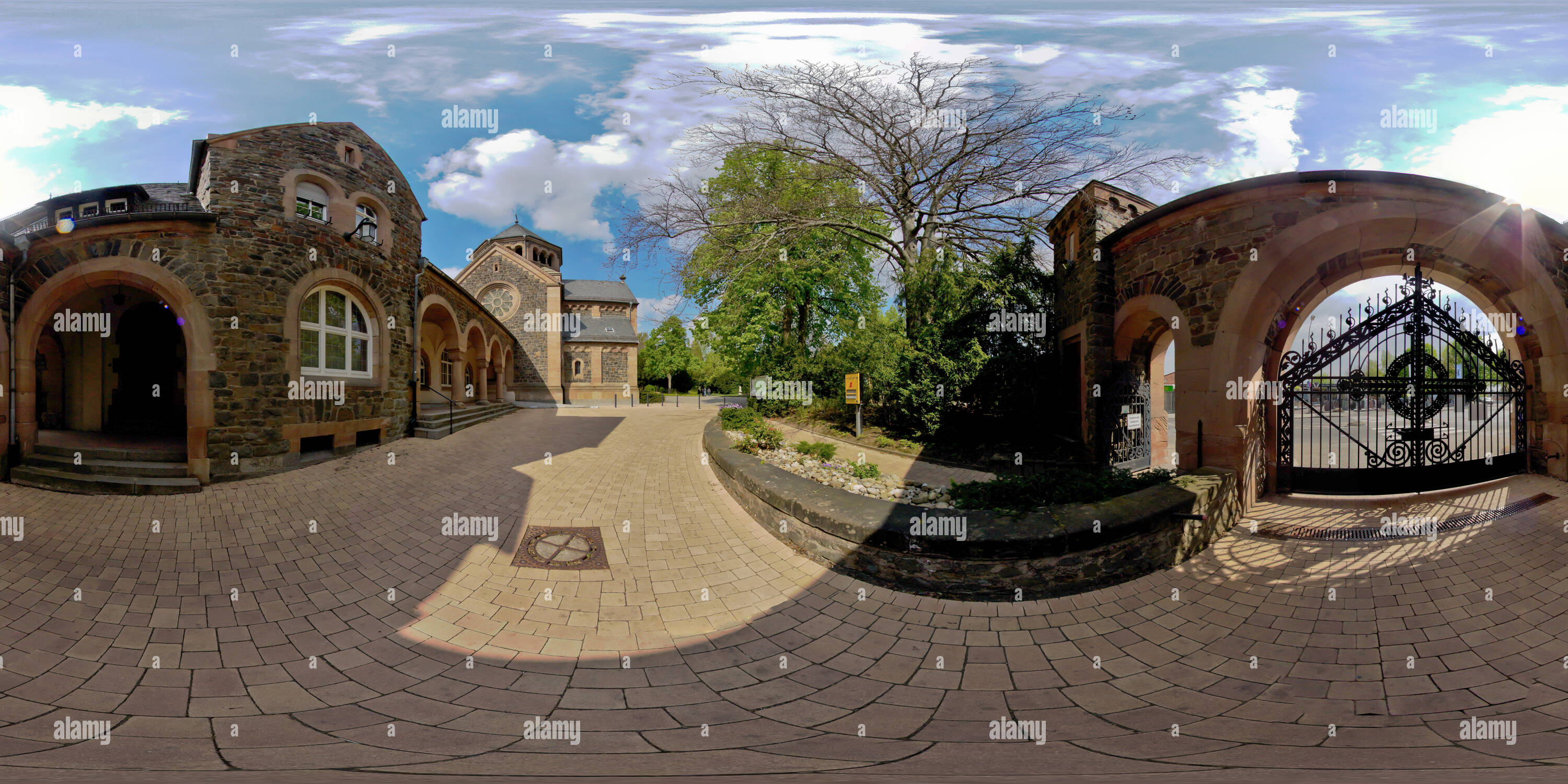 360 degree panoramic view of Main Cemetery Worms, Hochheimer Höhe, Entrance Area, 2017-04 freehand