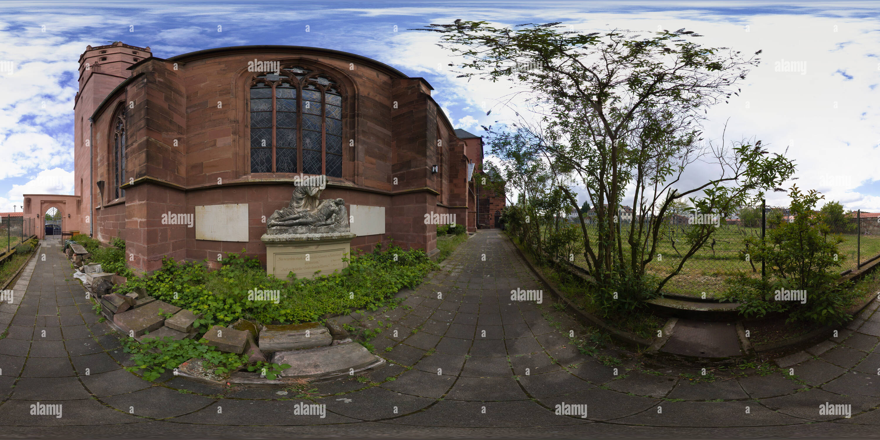360 degree panoramic view of Liebfrauenkirche (Church of our Dear Lady) Worms, Southern Wall, 2017-04, freehand