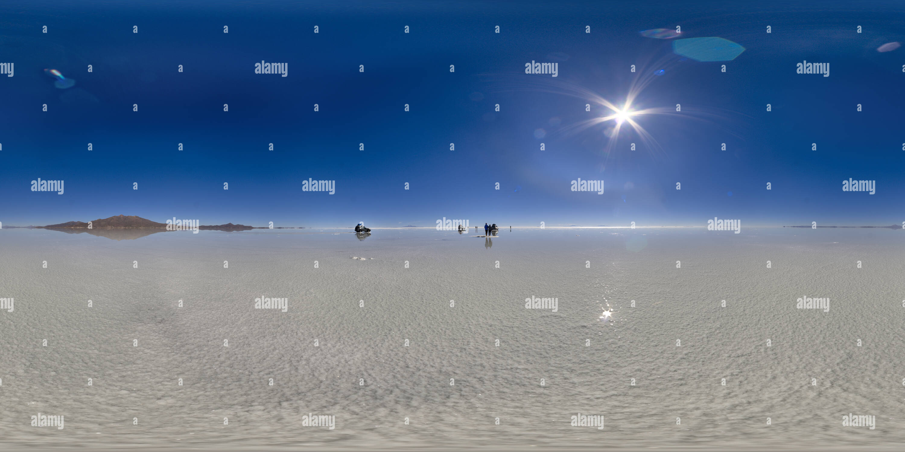 360° view of Salar de Uyuni reflections Alamy