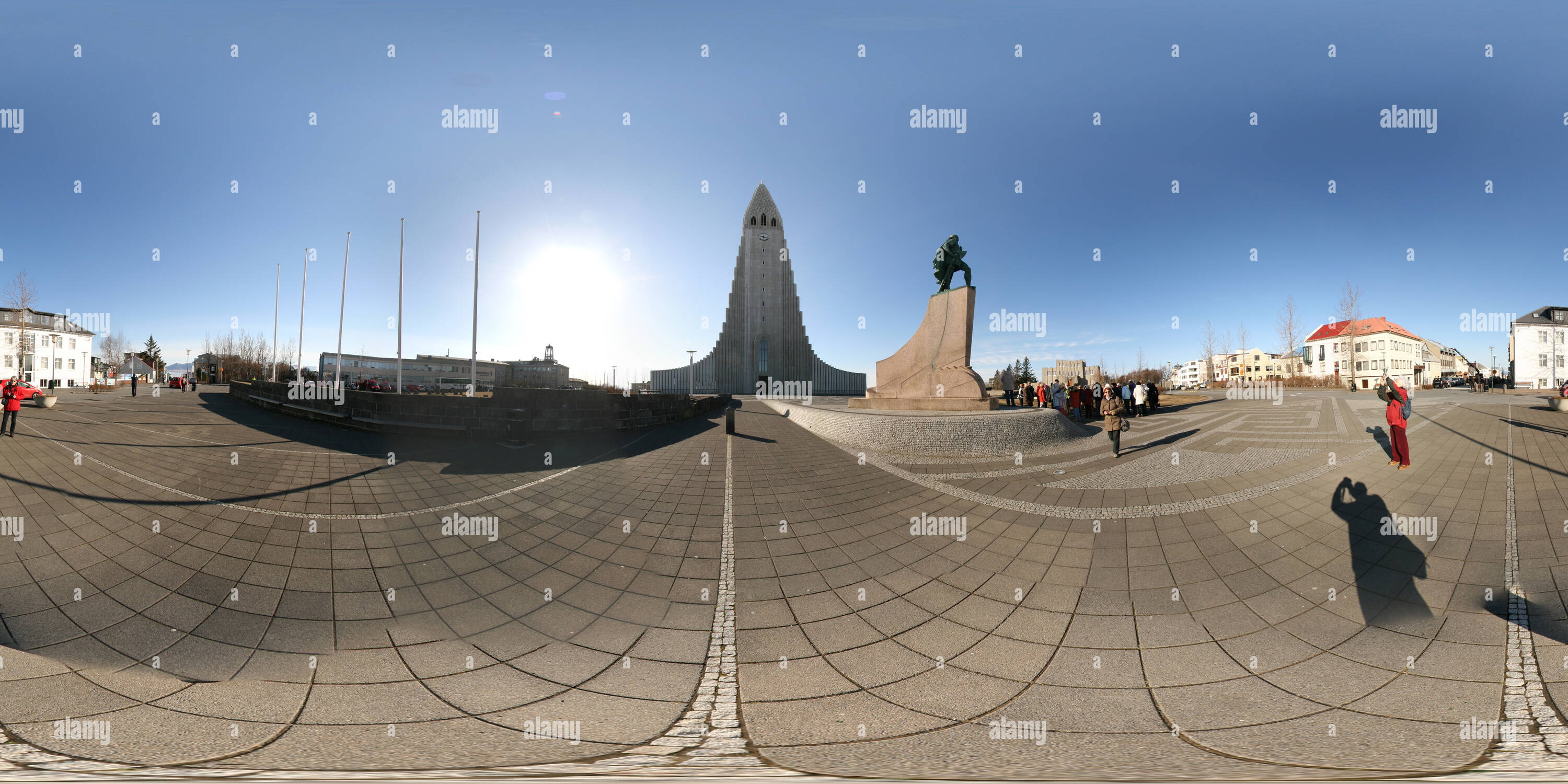 360 degree panoramic view of Leif Ericsson monument and the Hallgrimmskirkja as background