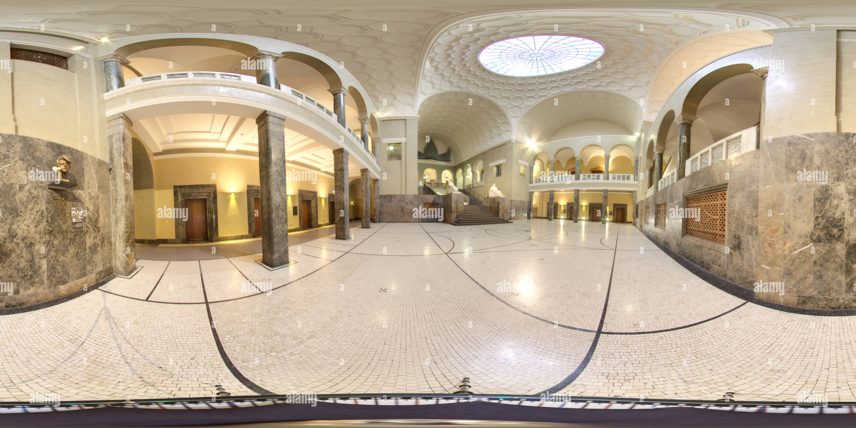 360 degree panoramic view of LMU München Lichthof