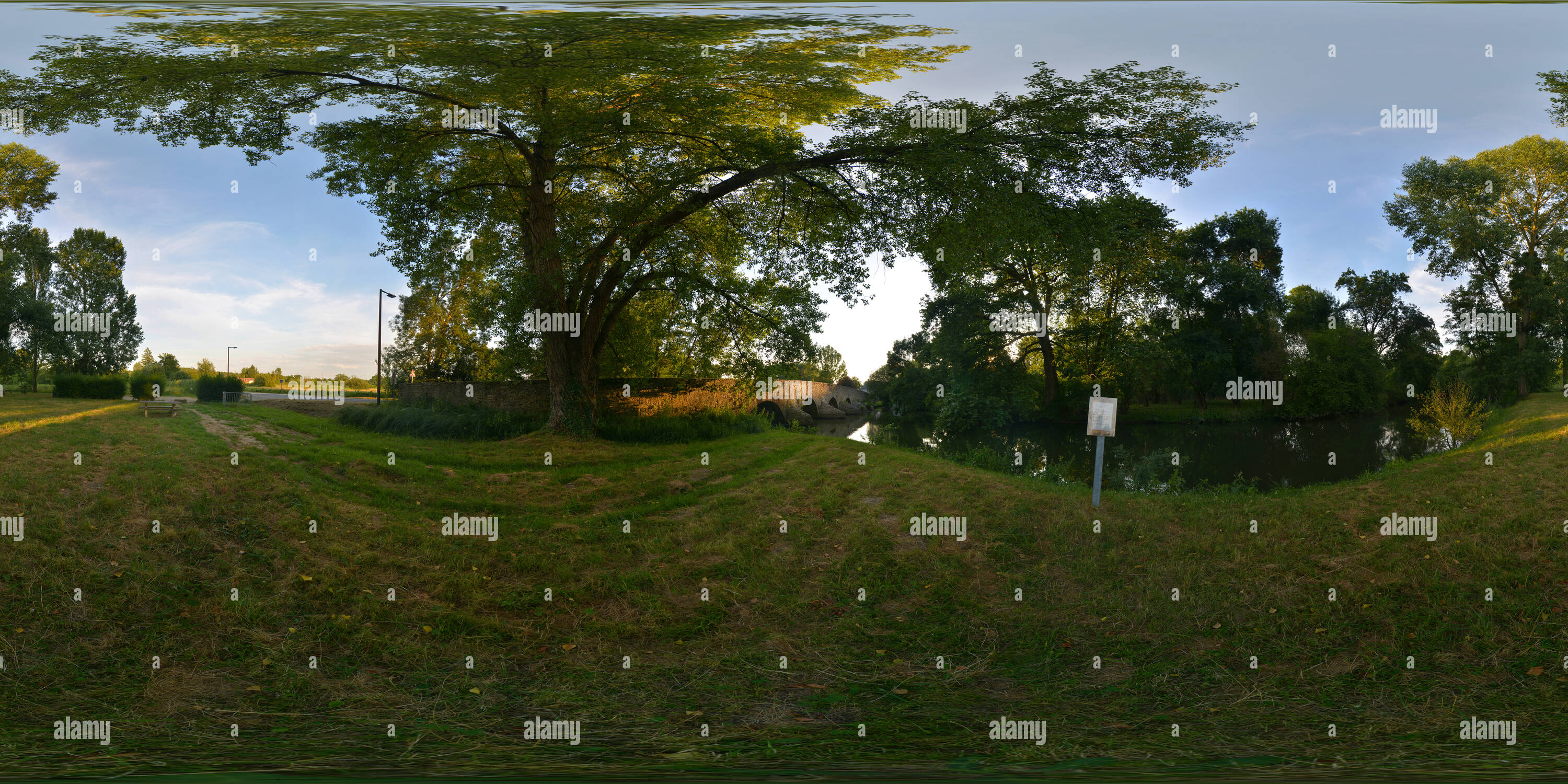 360-view-of-yvr-l-v-que-le-pont-de-pierre-romain-72-france-alamy