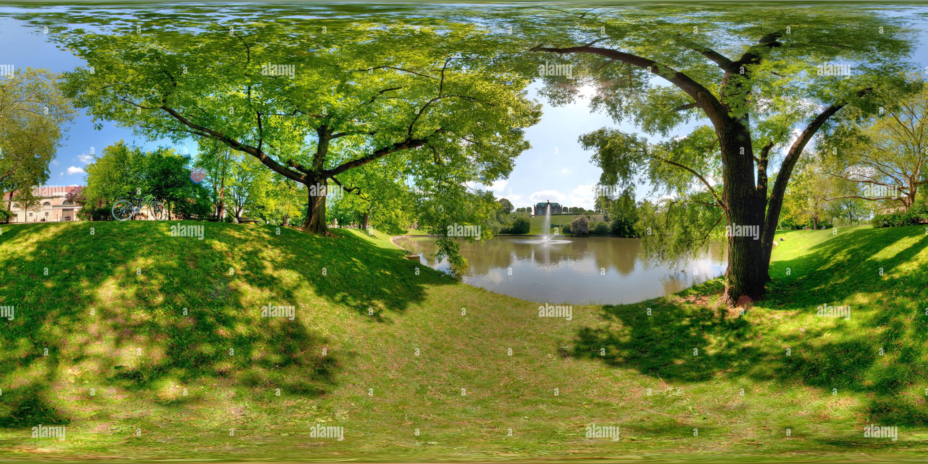 360° view of Zwinger Garten und Teich Alamy