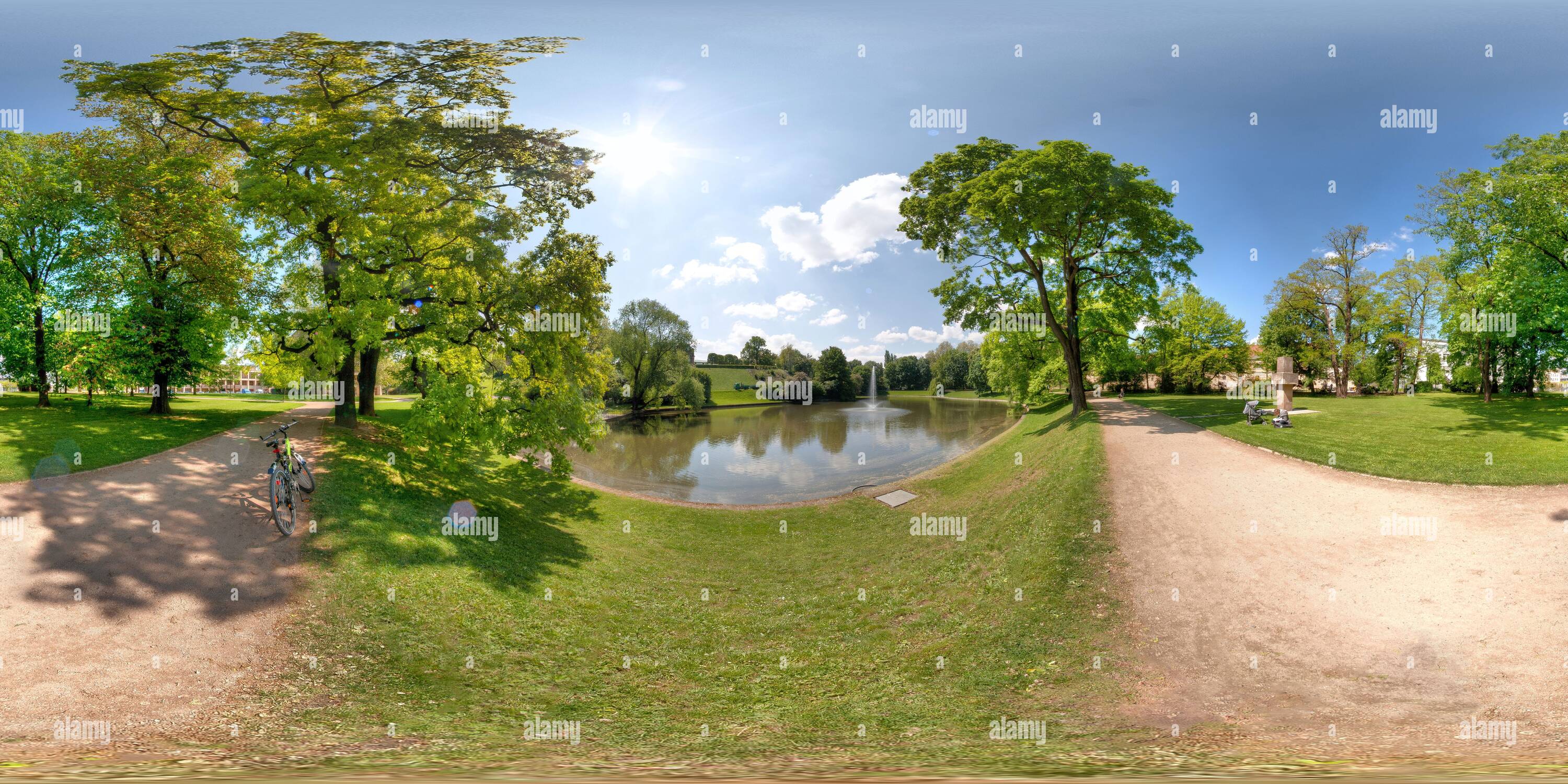 360° view of Zwinger Garten und Teich Alamy